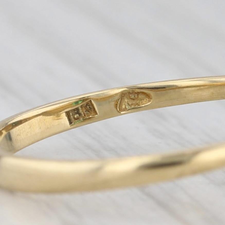 Información sobre la gema:
- Esmeralda natural -
Quilates - 0,45ct 
Corte - Oval
Color - Verde
Tratamiento - Engrase

- Diamantes naturales -
Quilates totales - 0,20ctw
Talla - Redonda brillante
Color - F - G
Claridad - VS1 - VS2

Metal: Oro