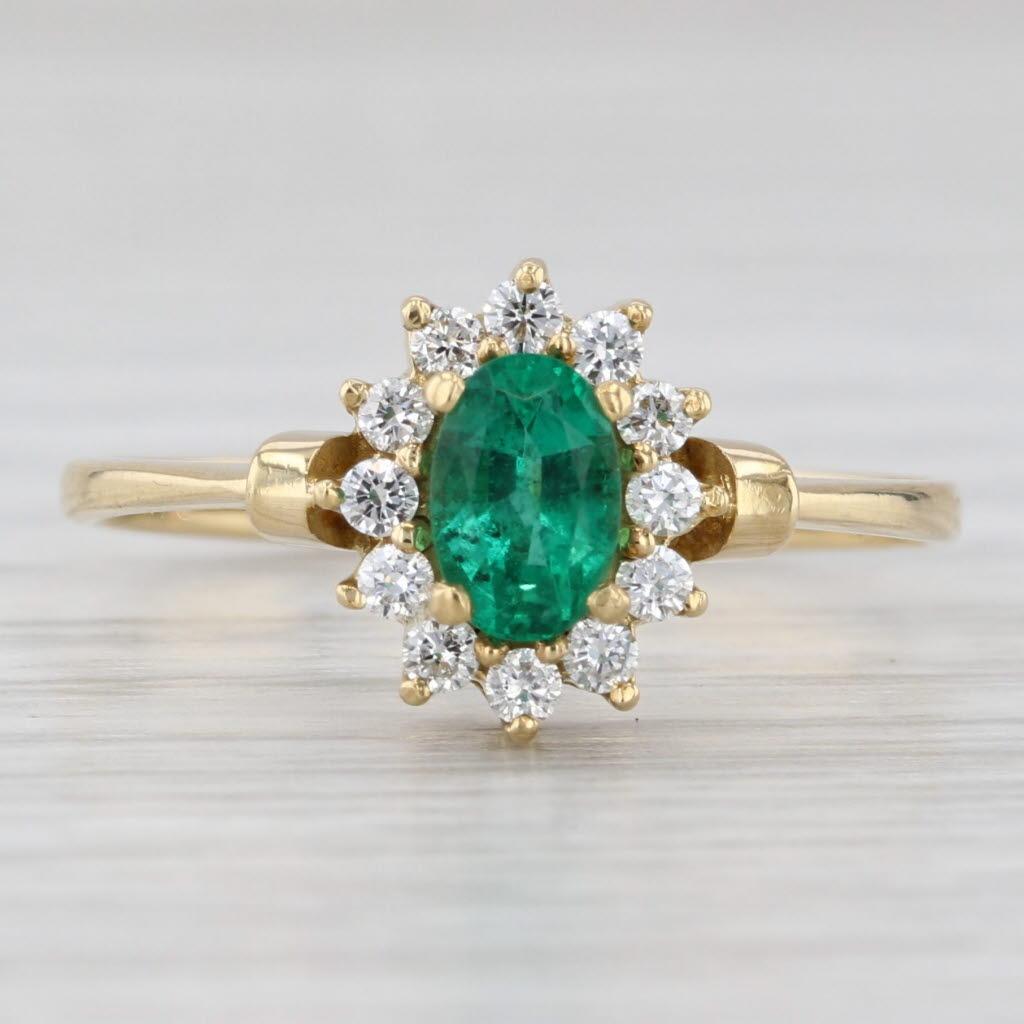 Femenino o masculino 0.65ctw Anillo Halo Diamante Esmeralda Oro Amarillo 18k Tamaño 7.25 Compromiso en venta