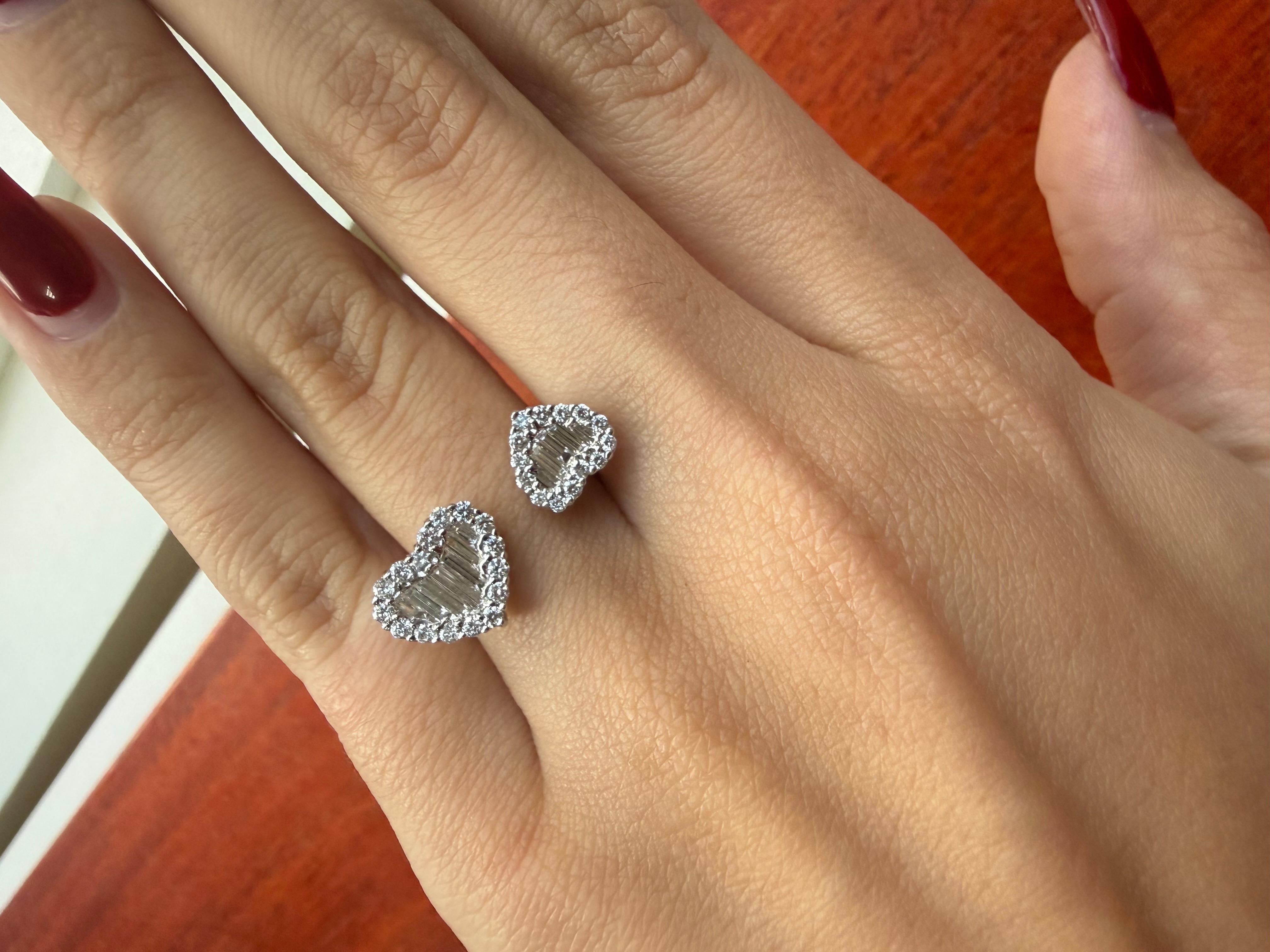 Dieser bezaubernde Doppelherzring ist aus 18 Karat Weißgold gefertigt und von GTA Online wunderschön gestaltet. Die offene Bypass-Silhouette weist zwei zusammenpassende herzförmige Diamantgruppen von insgesamt 0,66 Karat auf, die jeweils aus