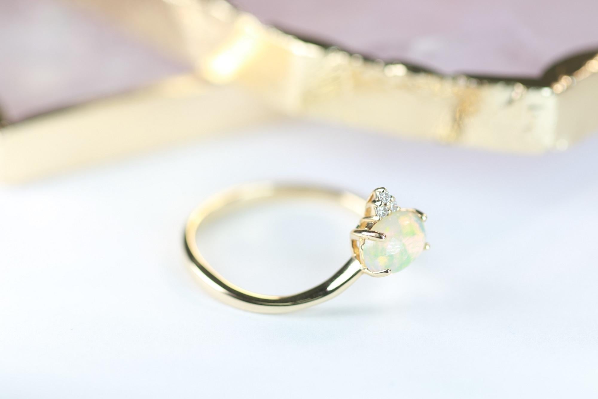 Art Deco 0.66 Carat Oval Cab Ethiopian Opal And Round-Cut Diamond 14K Yellow Gold Ring For Sale