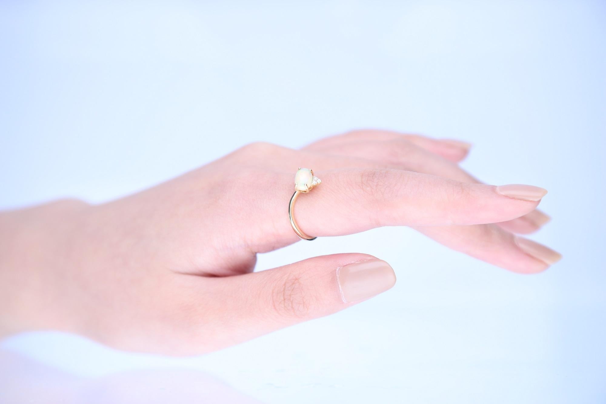 Atemberaubender, zeitloser und stilvoller Ewigkeitsring Einzigartiger Ring. Schmücken Sie sich mit diesem Gin and Grace Ring mit Luxus. Die 14k Gelbgold Schmuck rühmt sich Oval Cab Prong Setting Genuine Ethiopian Opal (1 Stück) 0,66 Karat, zusammen