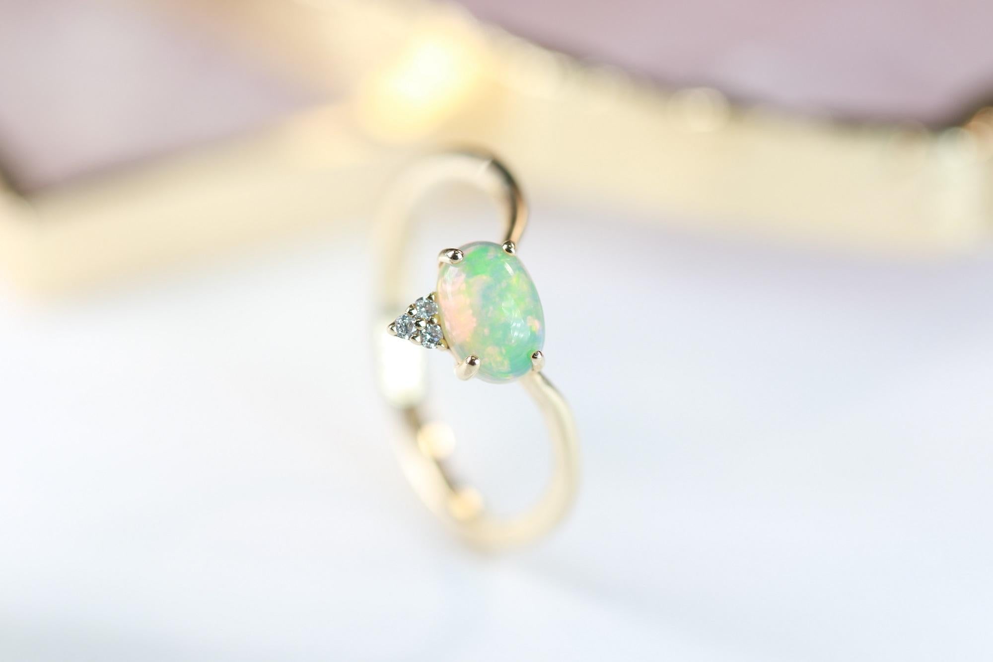 0,66 Karat Oval Cab Äthiopischer Opal und Rundschliff Diamant 14K Gelbgold Ring (Ovalschliff) im Angebot