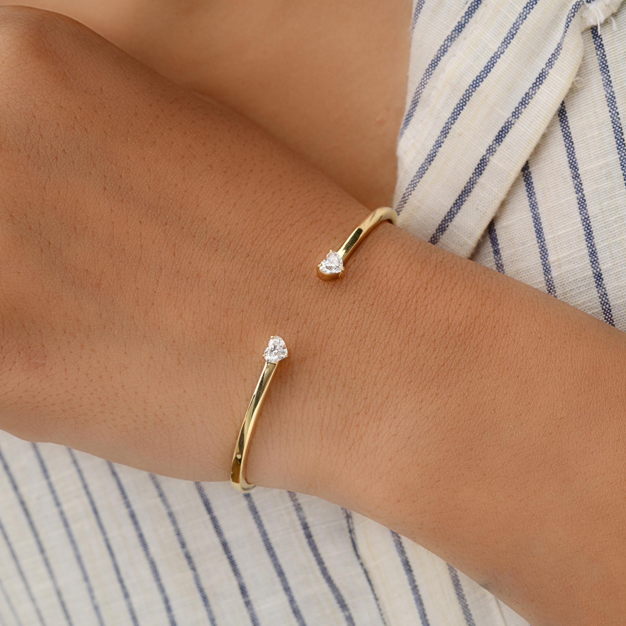 0.66 Carat SI/H Heart Brilliant Cut Diamond Cuff Bangle Bracelet en or jaune 14k en vente 3