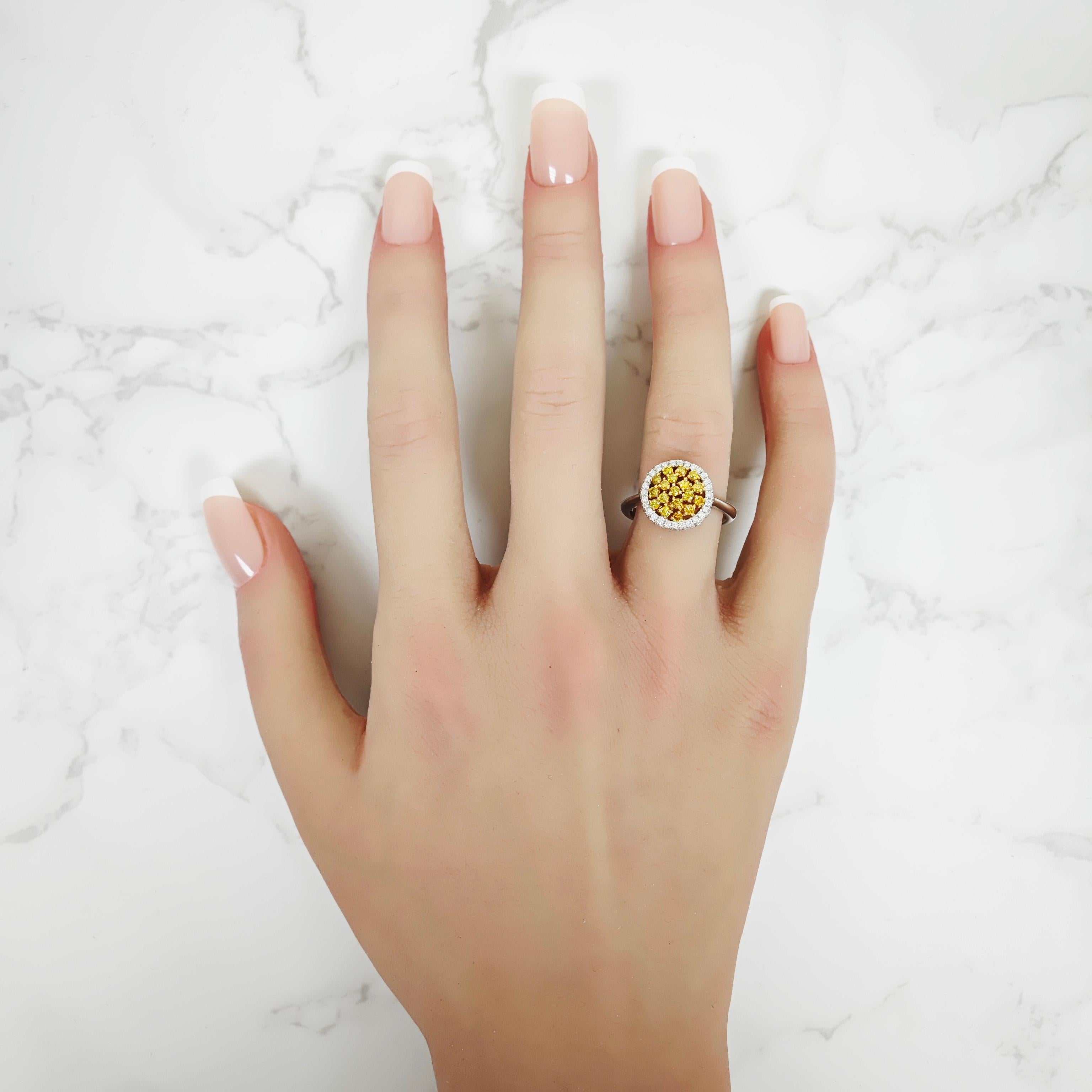 0,66 Karat Gelber und weißer Diamant Weißgold-Cluster-Ring aus Weißgold (Rundschliff)