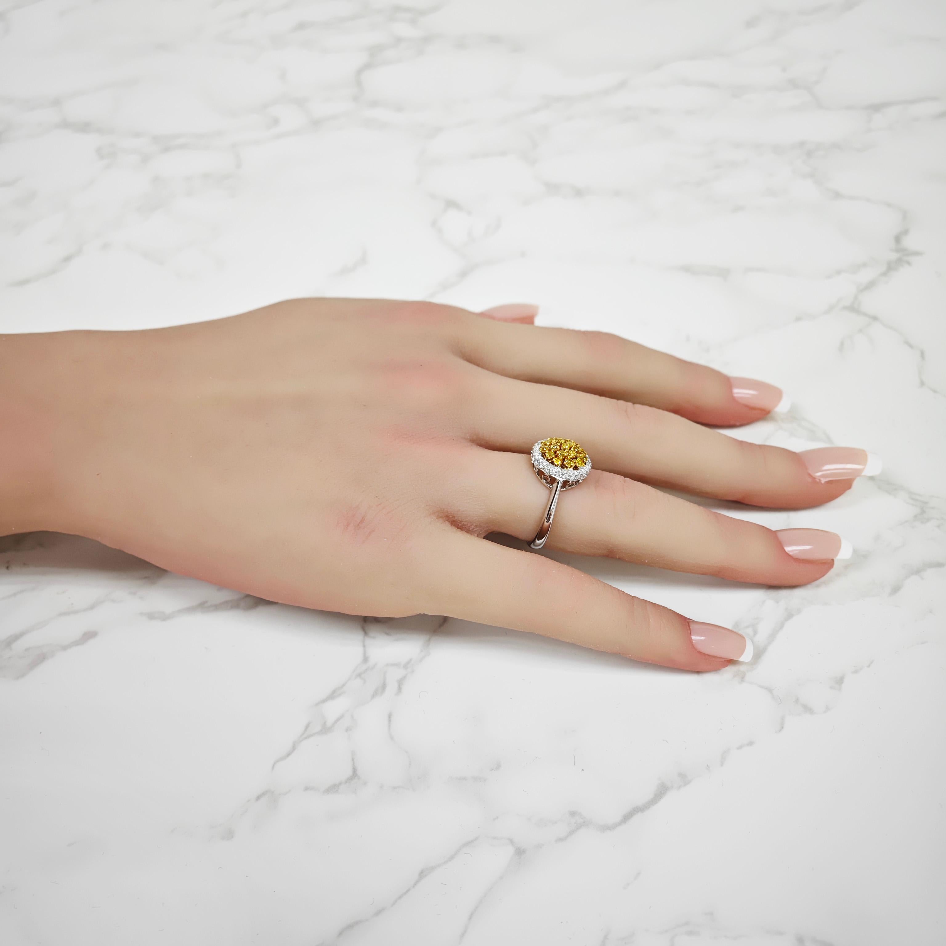 Anello a grappolo in oro bianco con diamanti gialli e bianchi da 0.66 carati In condizioni Nuovo in vendita a New York, NY