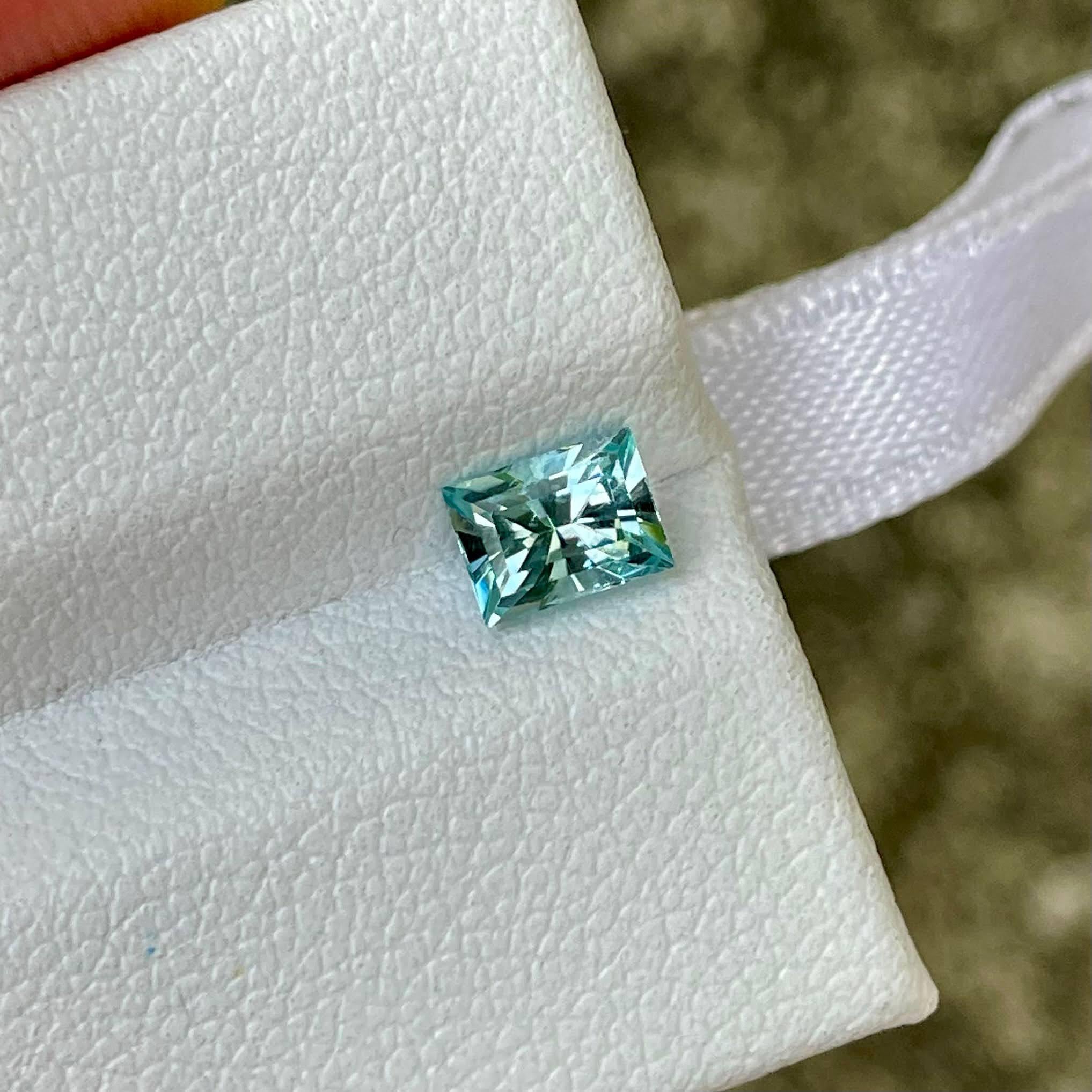 Gewicht 0,66 Karat 
Abmessungen 5,6x4,1x3,5 mm
Behandlung keine 
Herkunft Nigeria 
Klarheit VVS 
Form rechteckig 
Maßgeschneiderte Präzision schneiden 



Dieser exquisite 0.66-Karat-Aquamarin-Edelstein, der aus den reichen Mineralienvorkommen