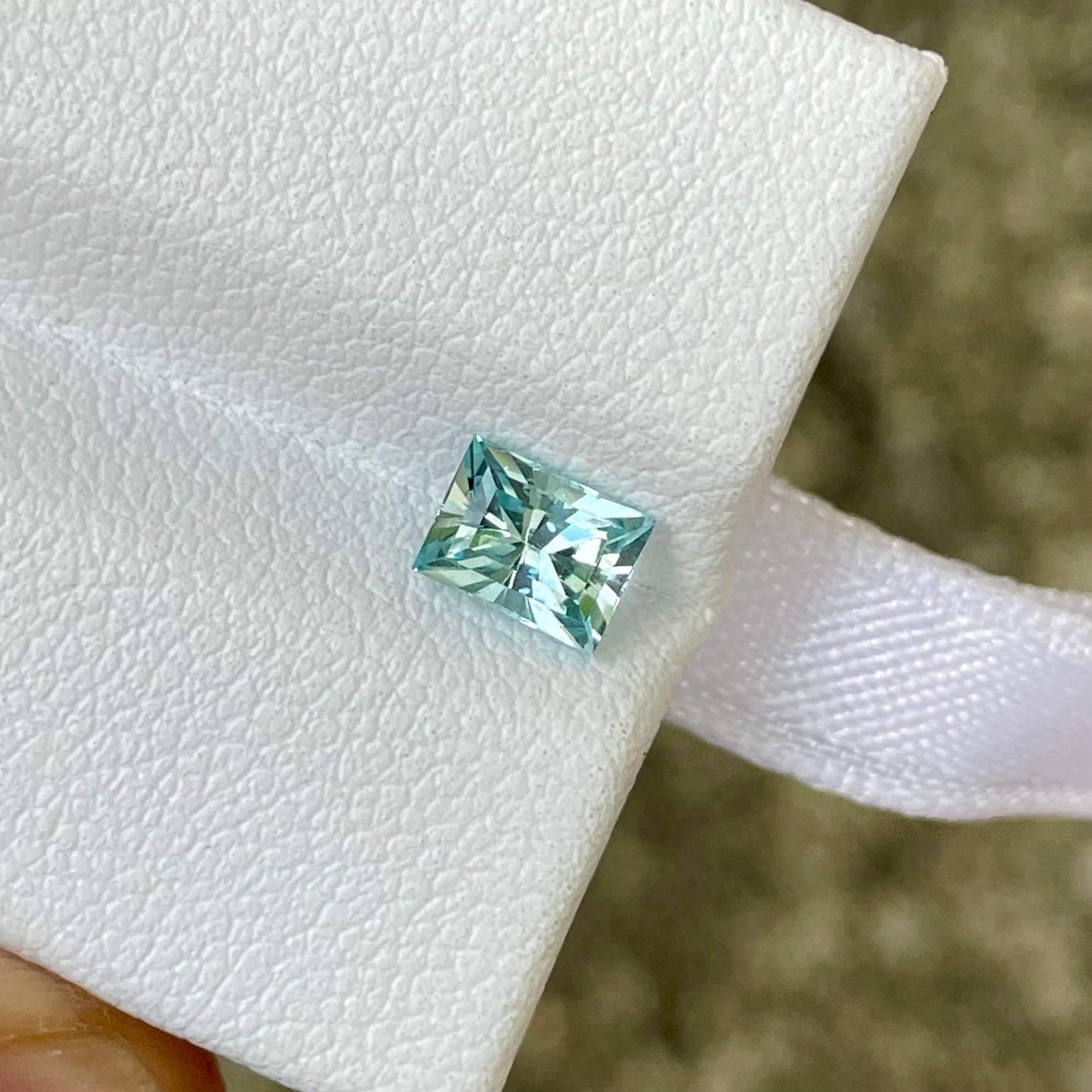 0.66 Karat Aquamarin Stone Custom Präzisionsschliff Natürlicher afrikanischer Edelstein (Moderne) im Angebot