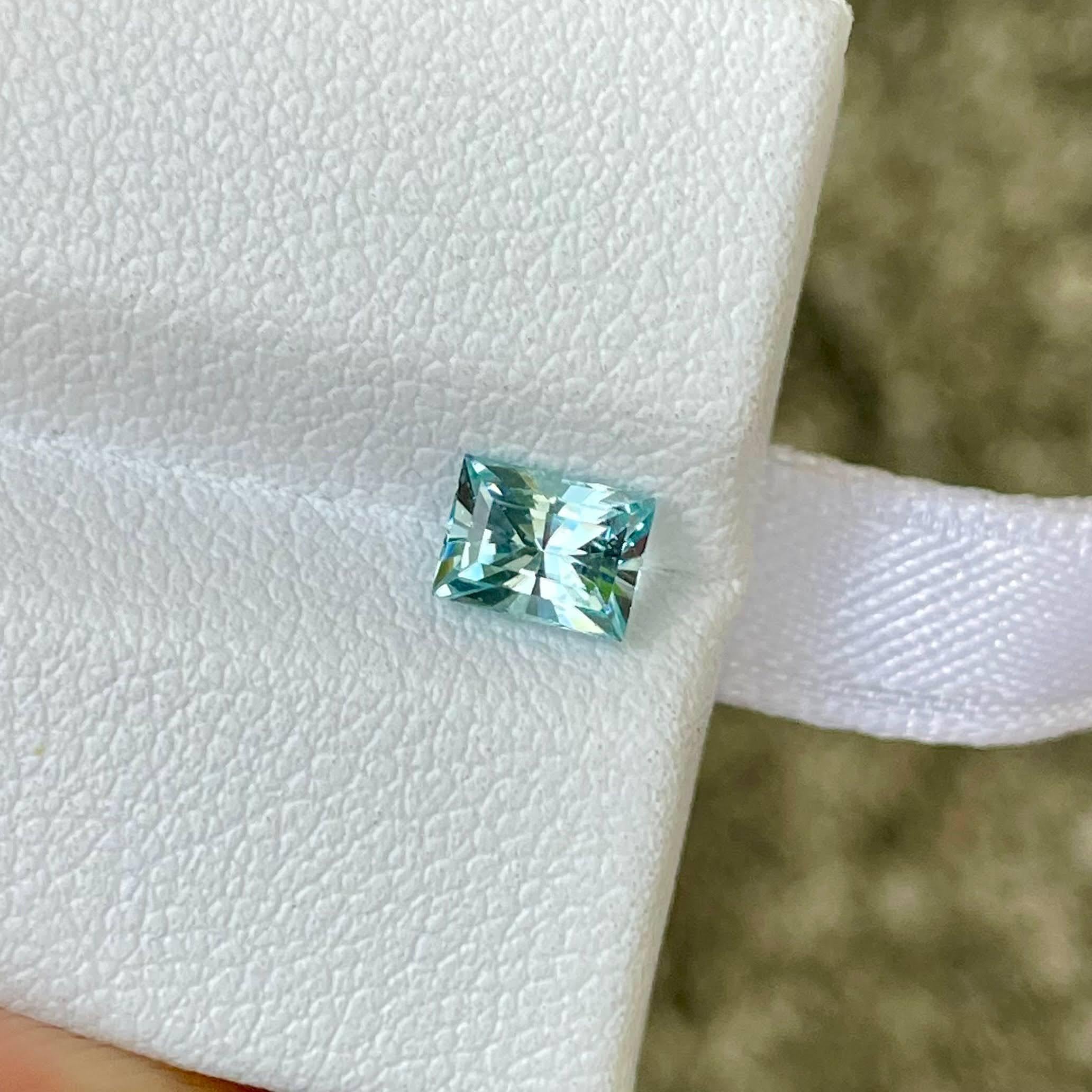 0.66 Karat Aquamarin Stone Custom Präzisionsschliff Natürlicher afrikanischer Edelstein (Gemischter Schliff) im Angebot