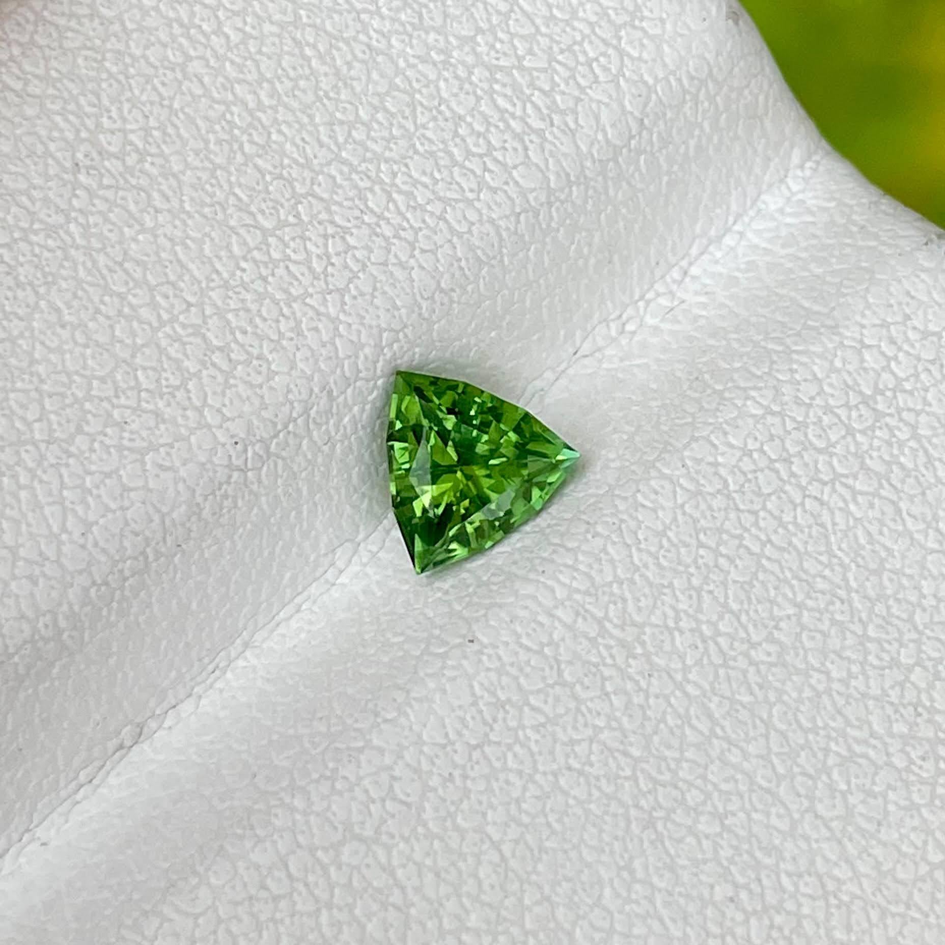 Taille trillion Pierre précieuse naturelle afghane taille trillion de tourmaline verte de 0,66 carat en vente