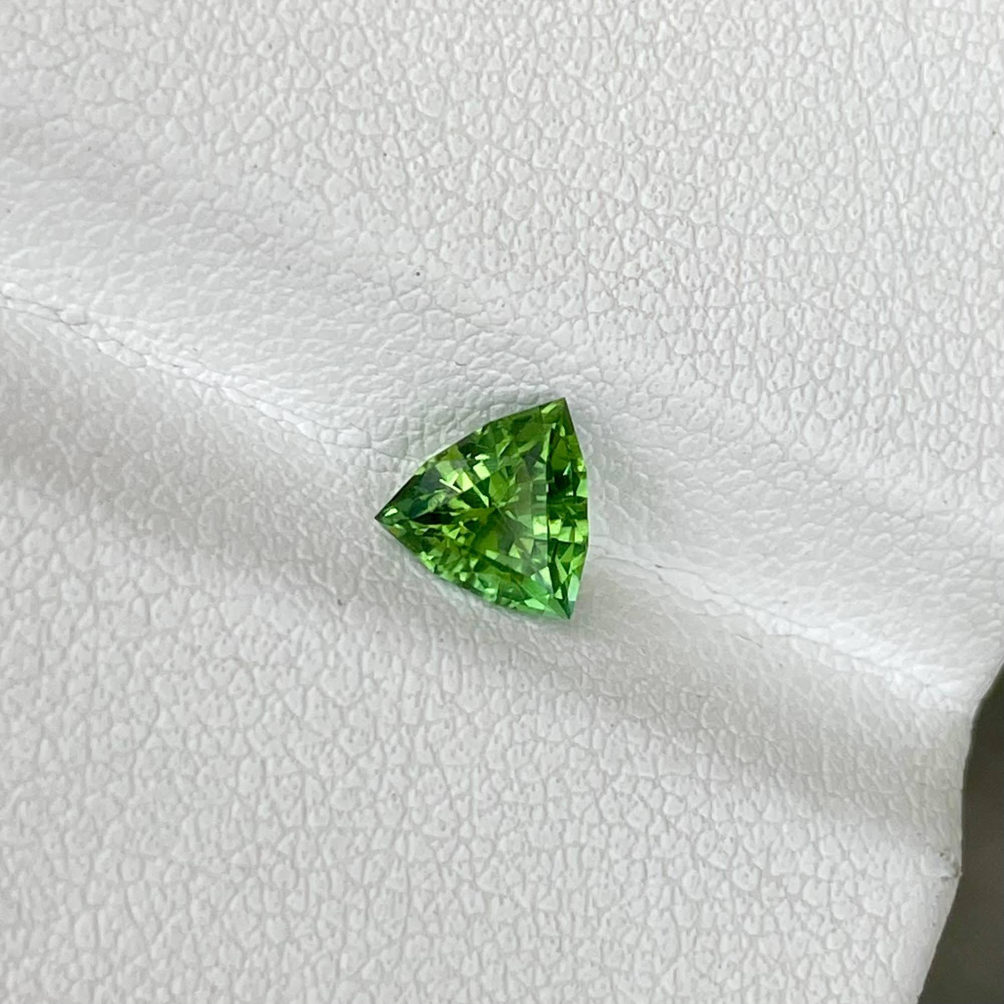 Pierre précieuse naturelle afghane taille trillion de tourmaline verte de 0,66 carat Neuf - En vente à Bangkok, TH