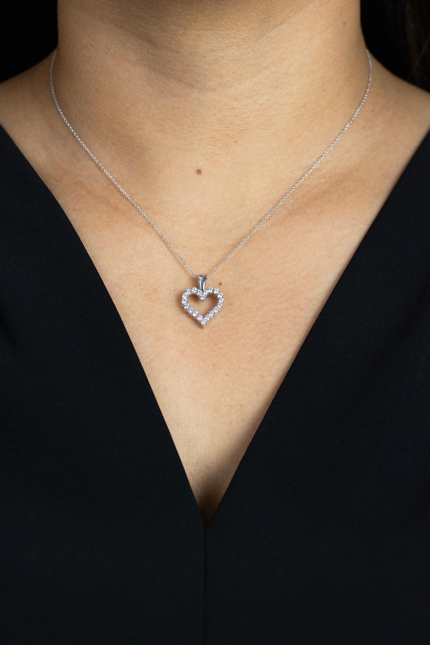 0.66 Karat Total Brillant Rund Form Diamant Open-Work Herz Anhänger Halskette im Zustand „Neu“ im Angebot in New York, NY
