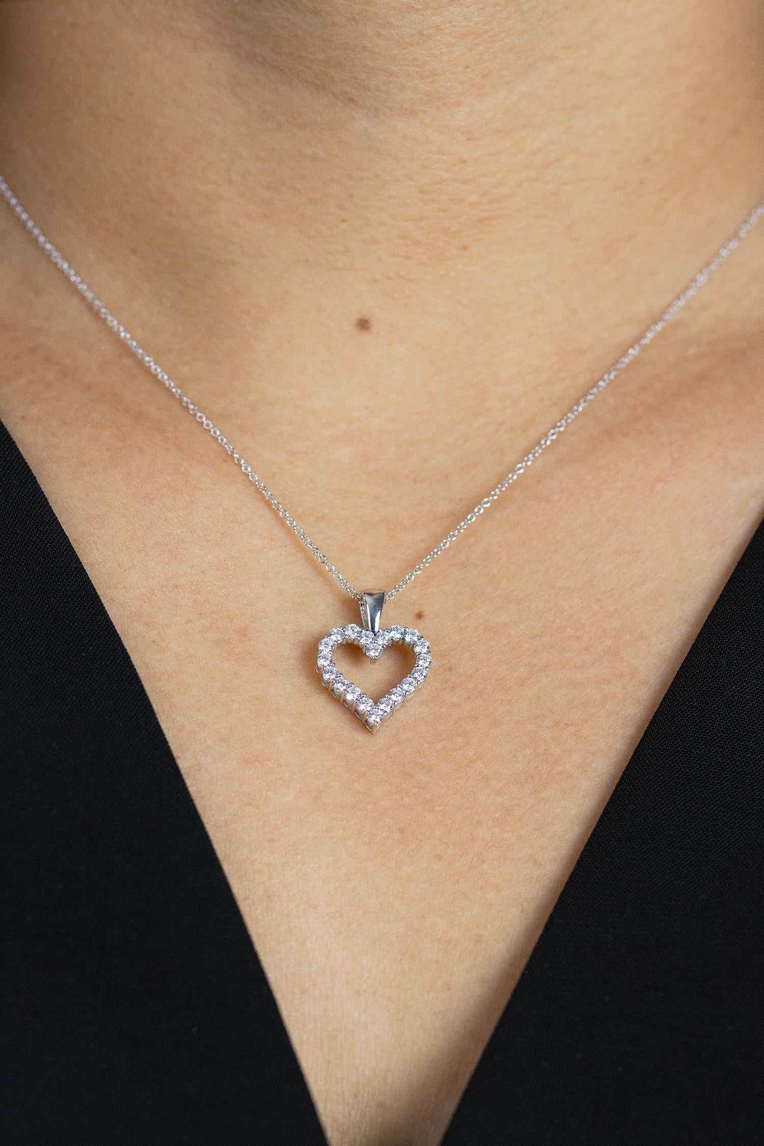 0.66 Karat Total Brillant Rund Form Diamant Open-Work Herz Anhänger Halskette Damen im Angebot
