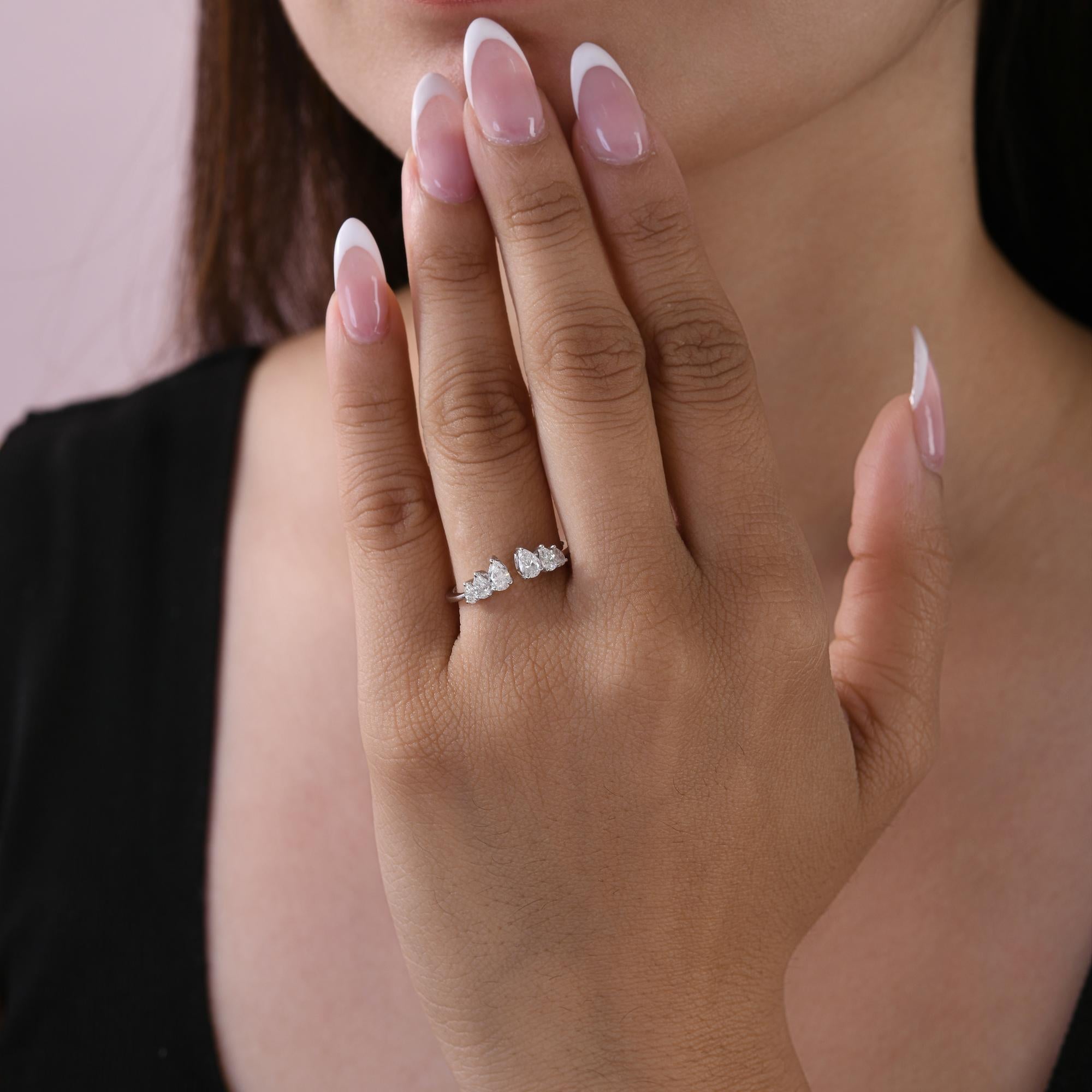 0.66Ct Pear Certified Diamond Open Cuff Band Ring 18K White Gold Fine Jewelry
Ce bracelet ouvert contemporain est orné de quatre diamants en forme de poire, disposés en miroir pour créer une symétrie parfaite et une silhouette douce et gracieuse.