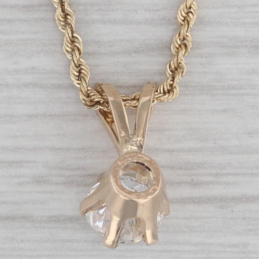 Informazioni sulla gemma:
- Diamante Nature -
Carati - 0,66ct
Taglio - Brillante rotondo
Colore - H.
Chiarezza - I1

Metallo: oro giallo 14k
Peso: 3 grammi
Timbri: 14k
Stile della catena: Catena a corda
Chiusura: Chiusura ad anello a