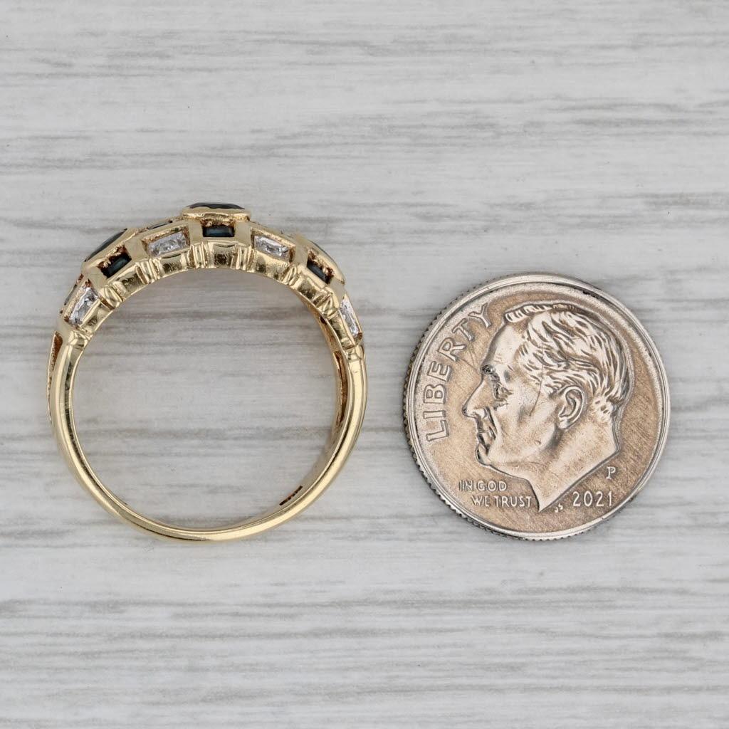 Informationen zu Edelsteinen:
- Natürliche Saphire -
Karat gesamt - 0,60ctw
Schliff - Oval 0,20ct, Quadratisch 0,40ct
Farbe - Dunkelblau
Behandlung - Beheizt

- Natürliche Diamanten -
Karat gesamt - 0,06ctw
Schnitt - Einzel
Farbe - H - I
Reinheit -