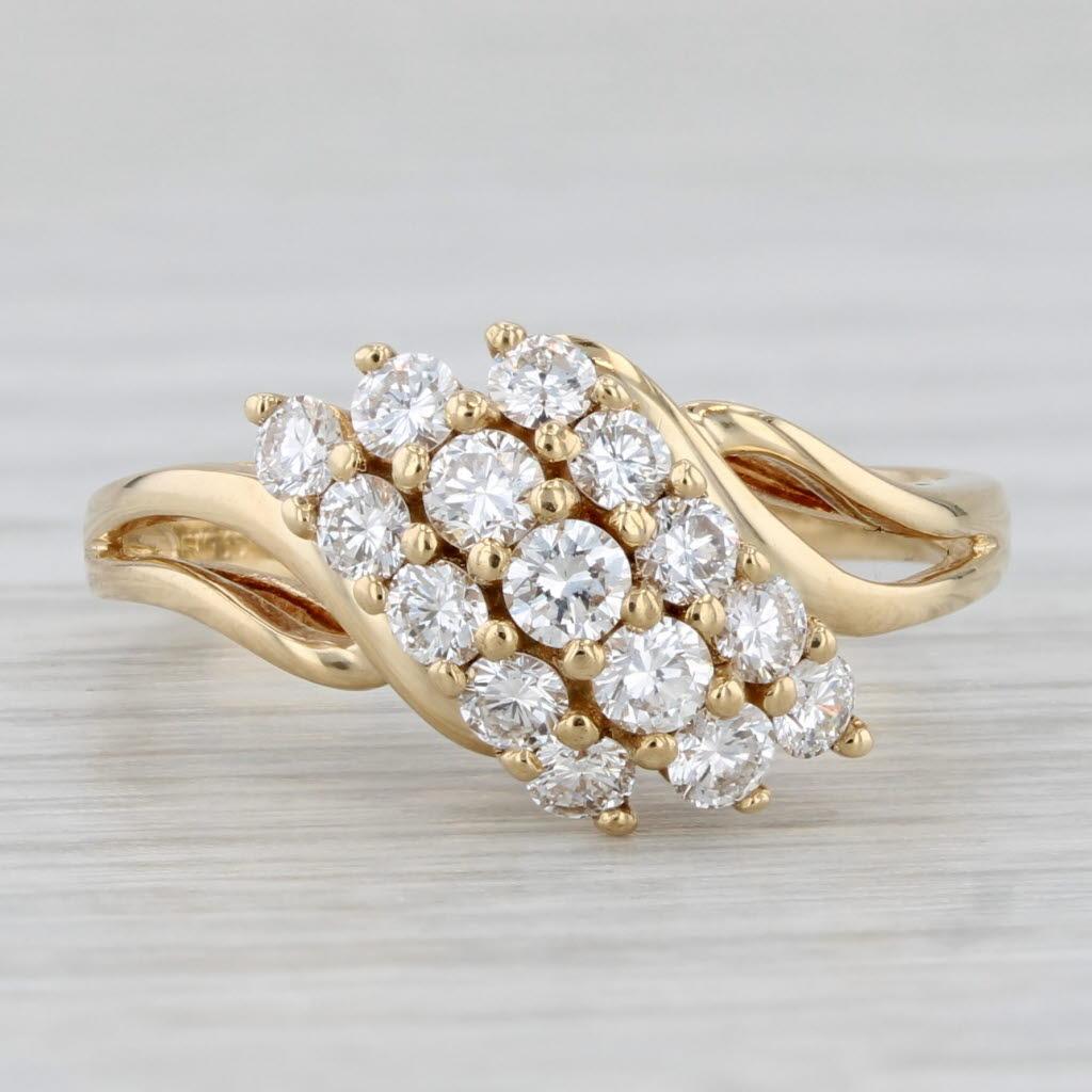Taglio rotondo Anello bypass con cluster di diamanti da 0,66 carati in oro giallo 18k, misura 6,5 in vendita