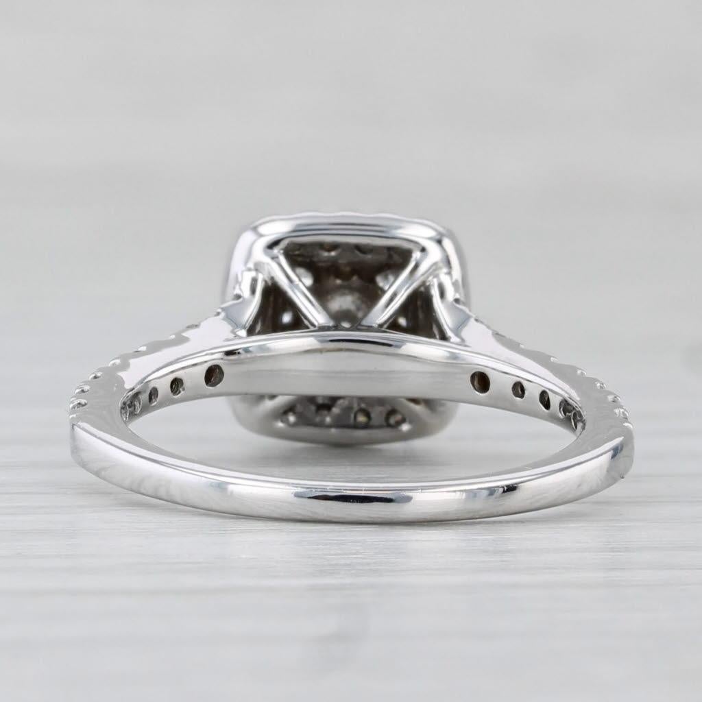 Anillo de compromiso con halo de diamantes de 0,66 ctw Oro blanco de 14k Talla 6 Corte redondo en venta