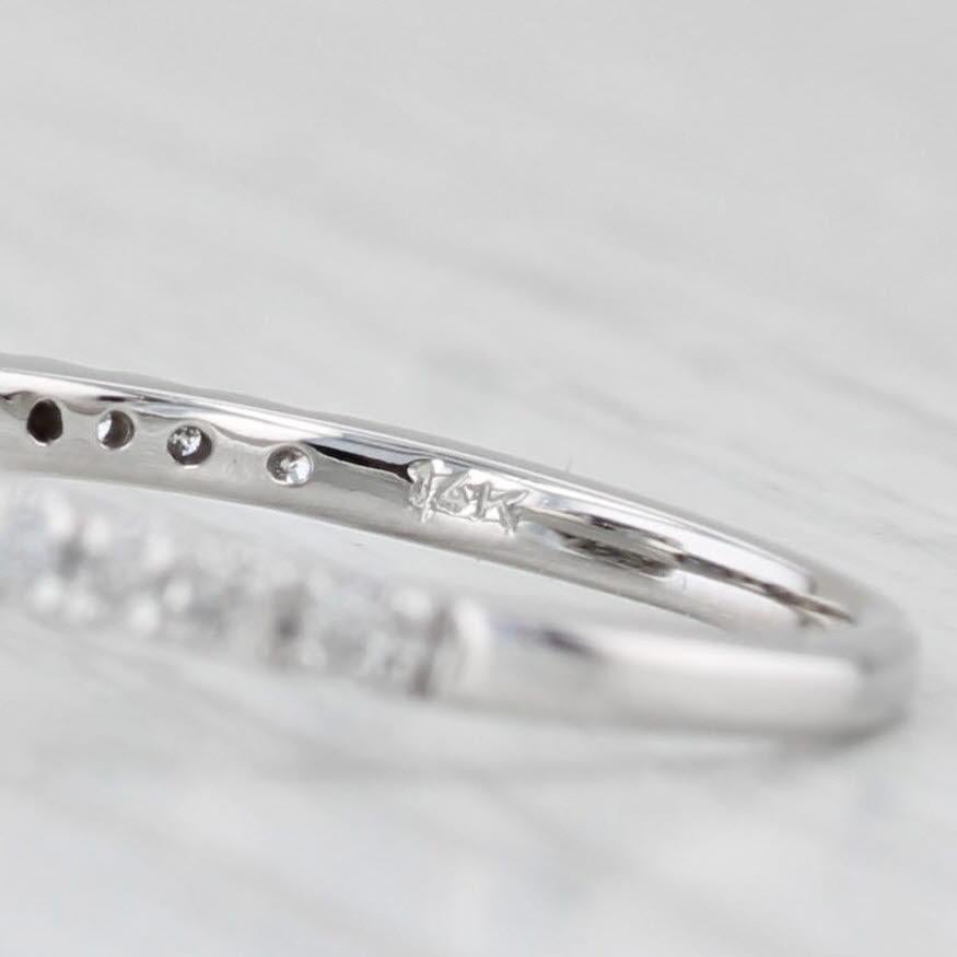 Anillo de compromiso con halo de diamantes de 0,66 ctw Oro blanco de 14k Talla 6 en venta 2