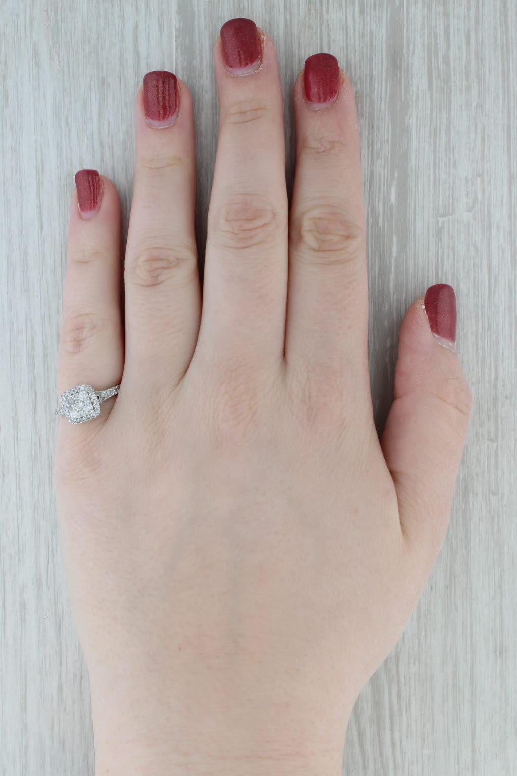 Anillo de compromiso con halo de diamantes de 0,66 ctw Oro blanco de 14k Talla 6 en venta 3