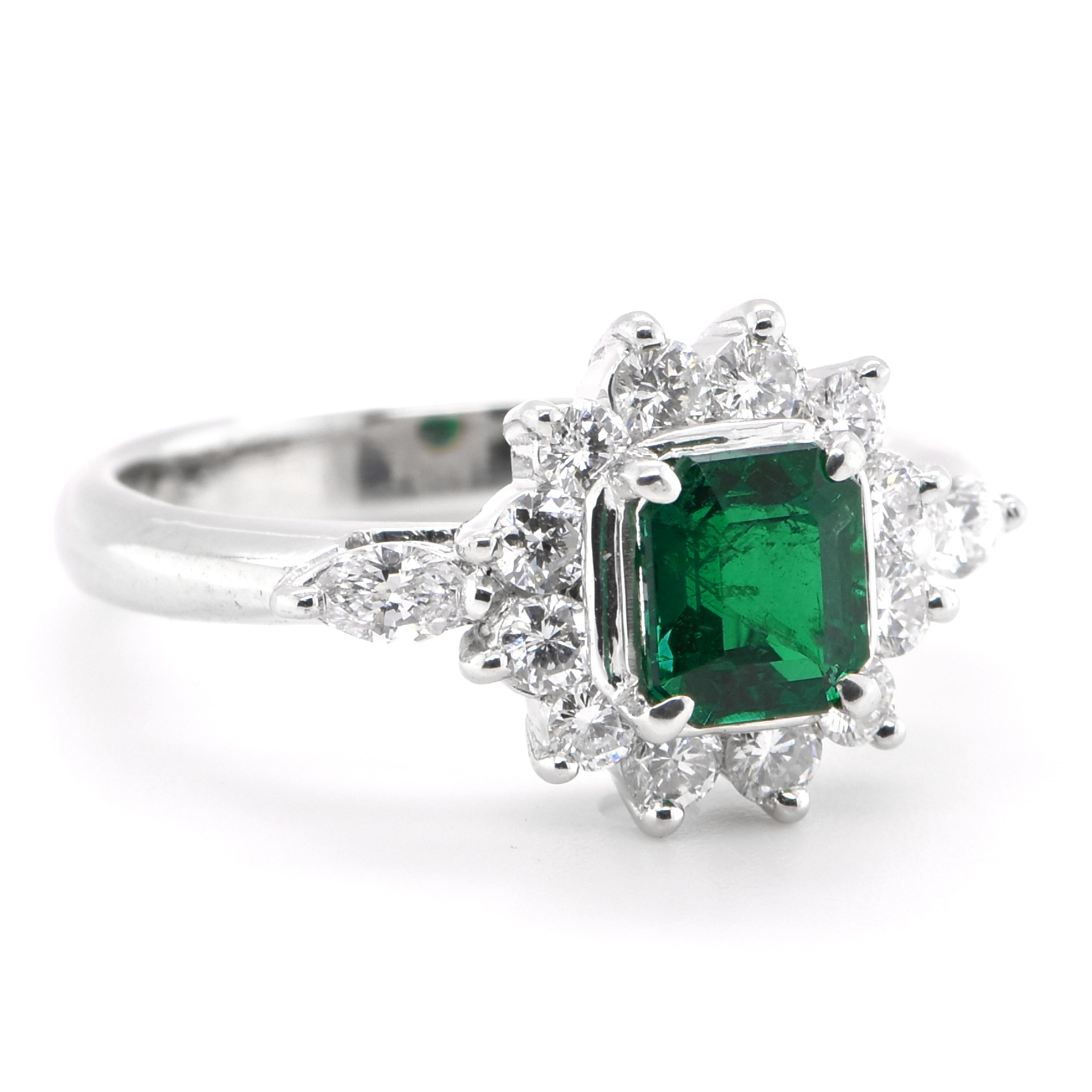 0.67 Carat Natural Emerald and Diamond Ring Set in Platinum In Excellent Condition In Tokyo, JP