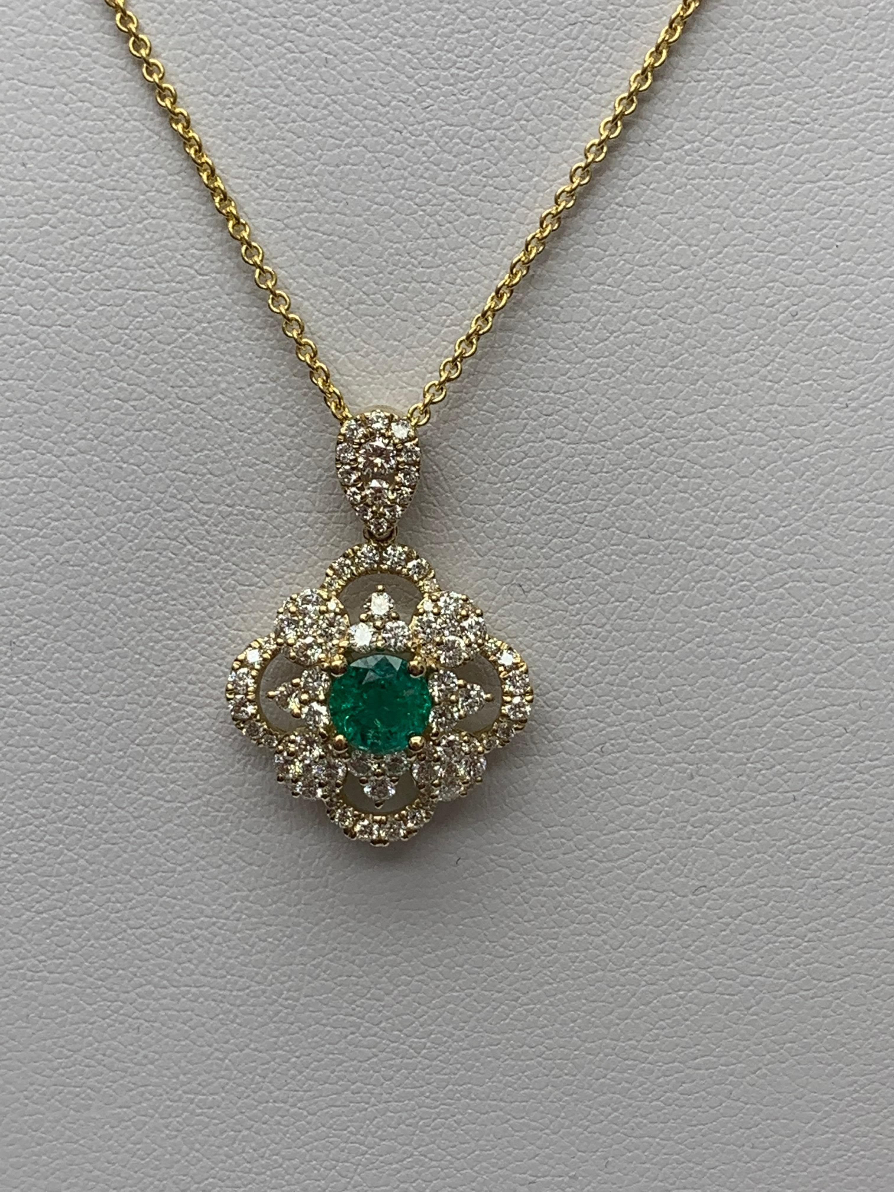 0.67 Carat Round Cut Emerald and Diamond Pendant Necklace in 18K Yellow Gold In New Condition For Sale In NEW YORK, NY