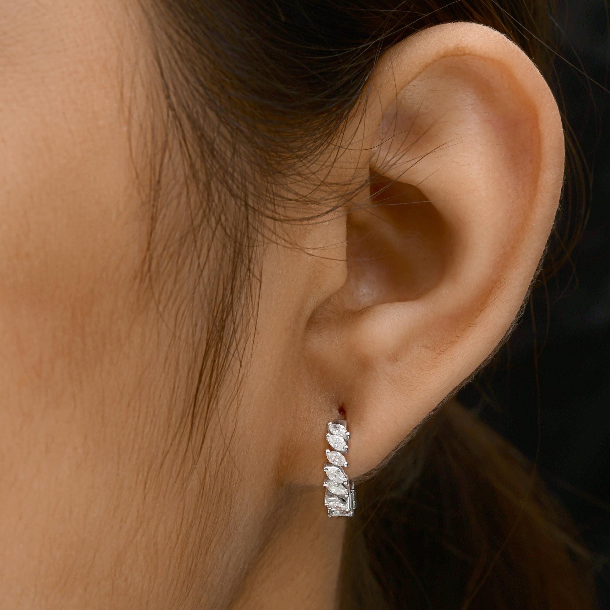 Pendientes de aro abrazador con diamantes talla marquesa SI/H de 0,67 quilates y oro blanco de 18 quilates
Estos pendientes están magistralmente engastados con diamantes de talla marquesa engarzados en la hilera que forma los diminutos pendientes de