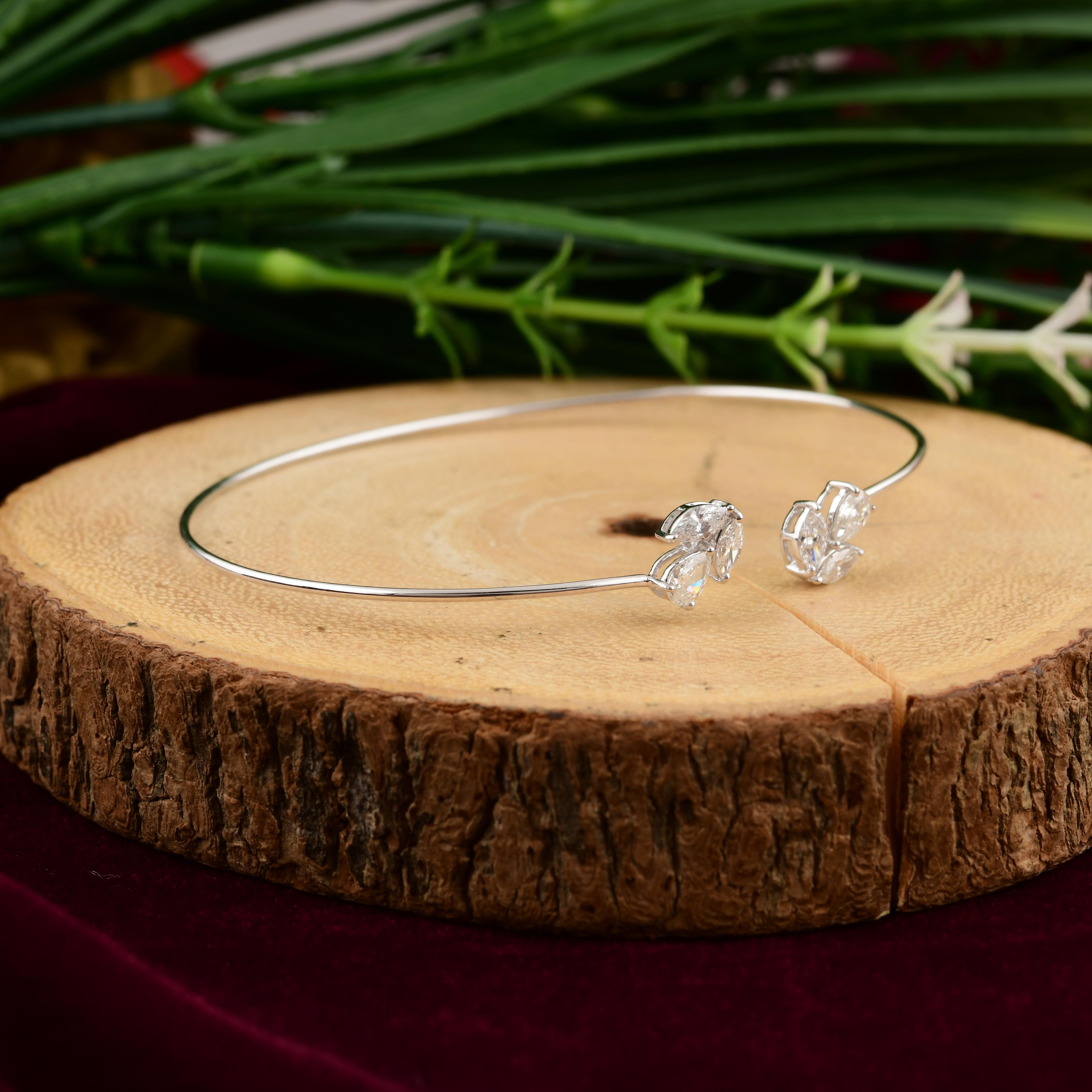 Moderno 0,67 Carati SI/H Marquise Pear Diamond Bangle Bracciale in oro bianco 18 carati in vendita