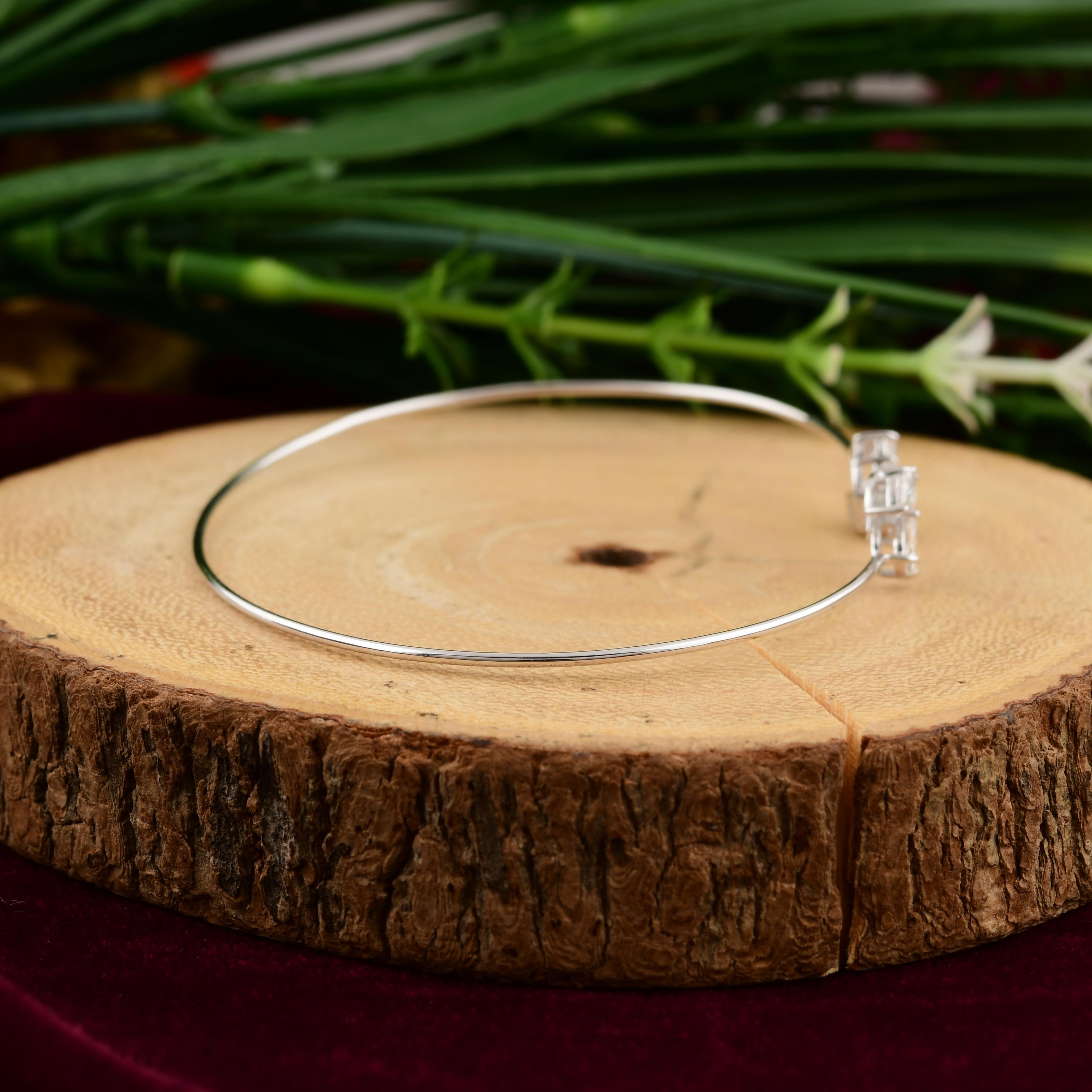 0,67 Carati SI/H Marquise Pear Diamond Bangle Bracciale in oro bianco 18 carati In condizioni Nuovo in vendita a Diera, AE