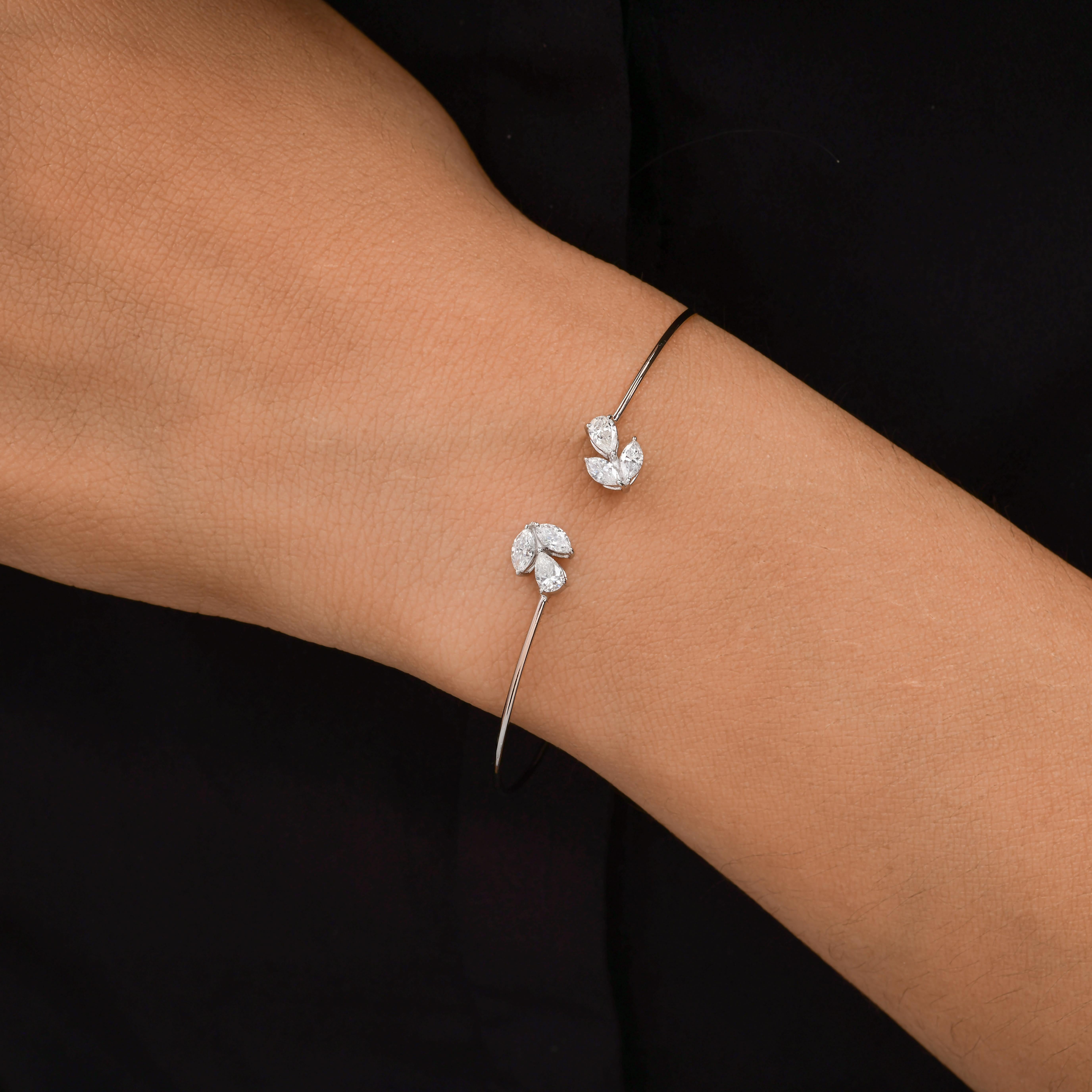 0,67 Carati SI/H Marquise Pear Diamond Cuff Bracelet (bracciale con diamanti) 14 Karat White Gold (oro bianco)
Questo raffinato bracciale di diamanti presenta un design minimalista a bracciale aperto ornato da scintillanti diamanti taglio marquise e