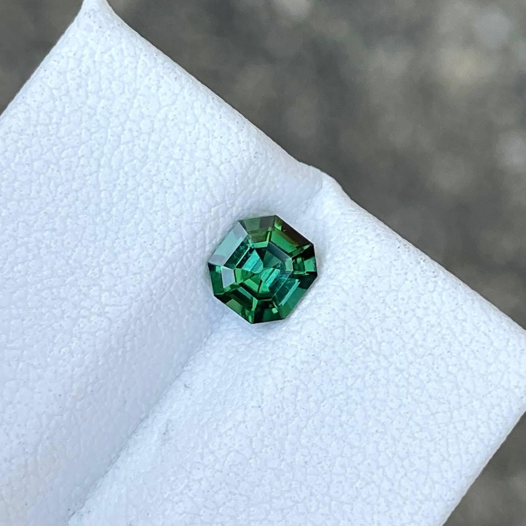 Peso 0,67 carati 
Dimensioni 5,7x5,3x3,5 mm
Trattamento nessuno 
Origine Afghanistan 
Chiarezza SI
Forma ottagonale 
Tagliare Asscher 



Questa squisita gemma di tormalina blu verdastra da 0,67 carati è un esempio straordinario della bellezza della