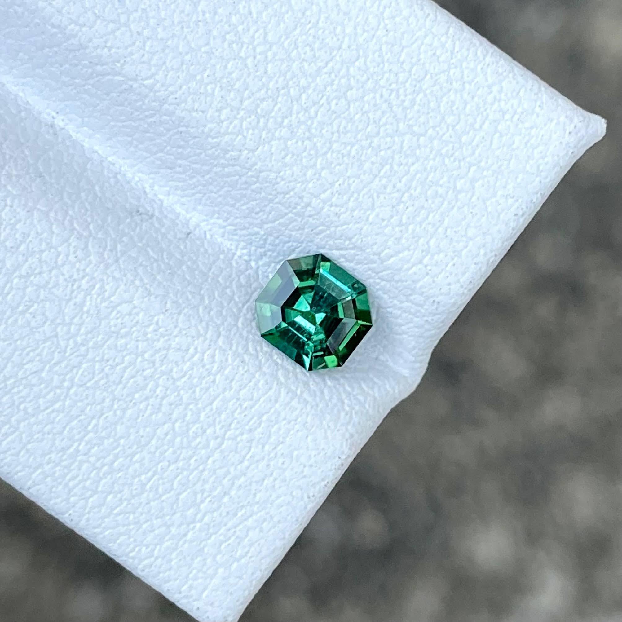 Moderno 0,67 carati di tormalina blu verdognola Pietra preziosa afgana taglio Asscher in vendita