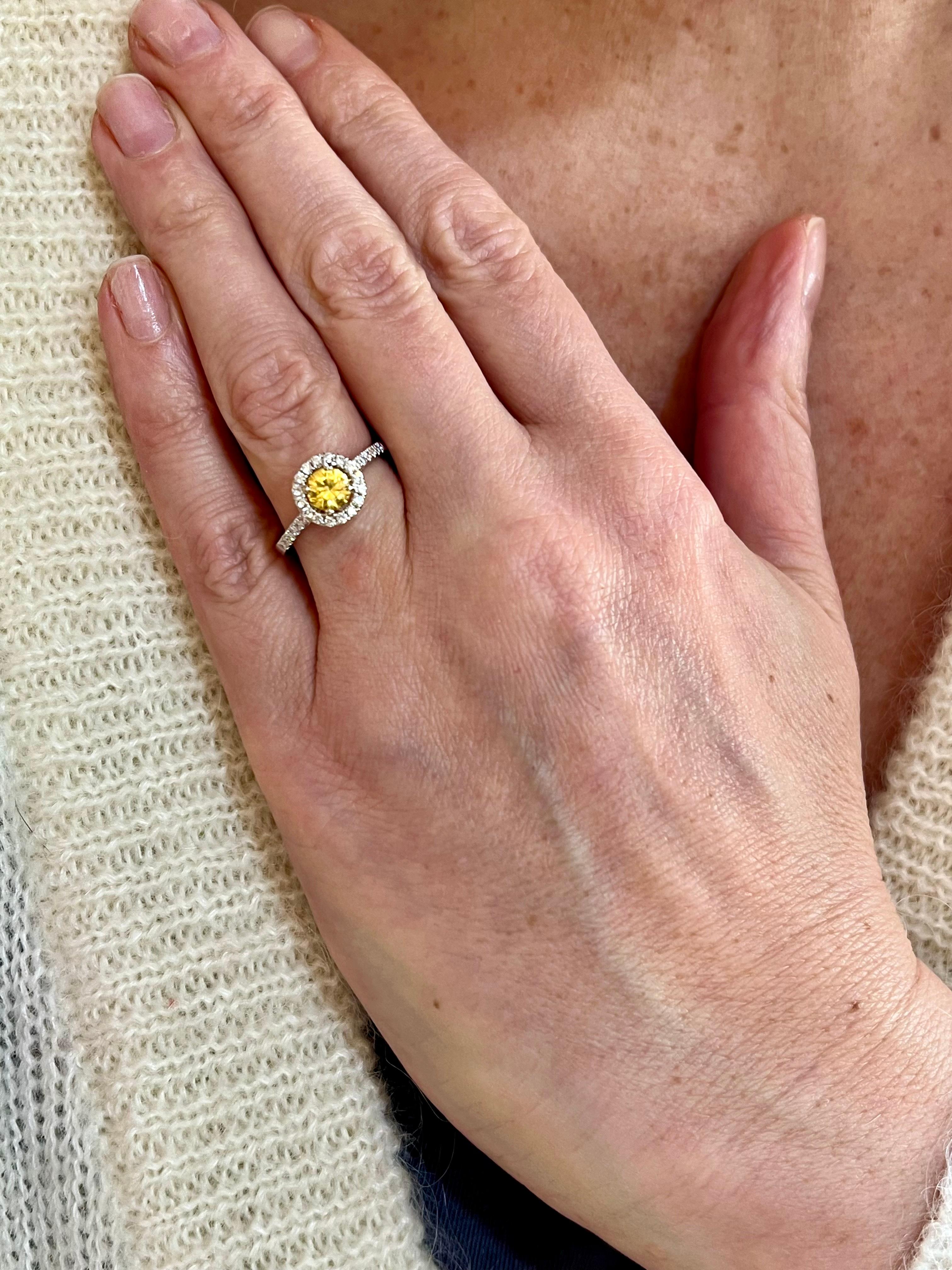Taille brillant Bague Marguerite en or blanc 18 carats, saphir jaune 0,67 carat et diamants en vente