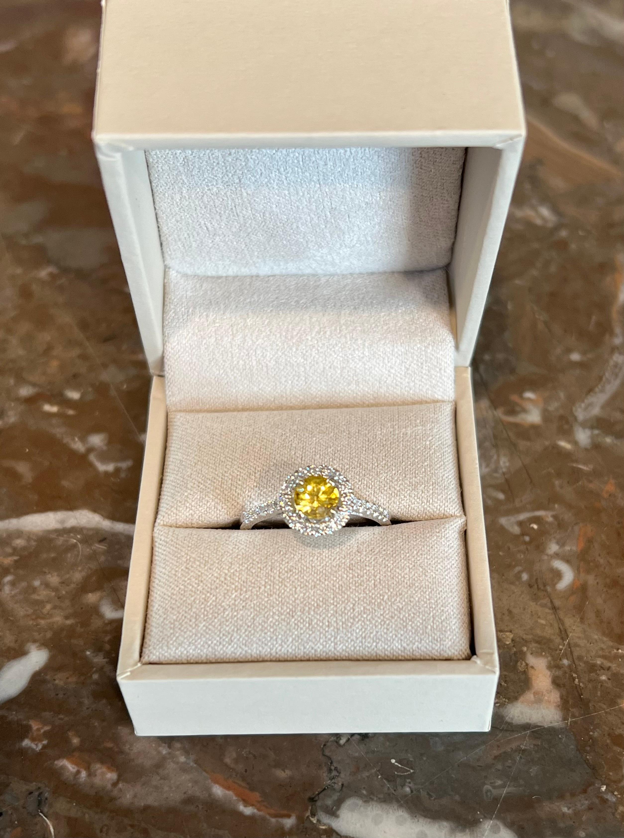 Bague Marguerite en or blanc 18 carats, saphir jaune 0,67 carat et diamants Neuf - En vente à Paris, FR