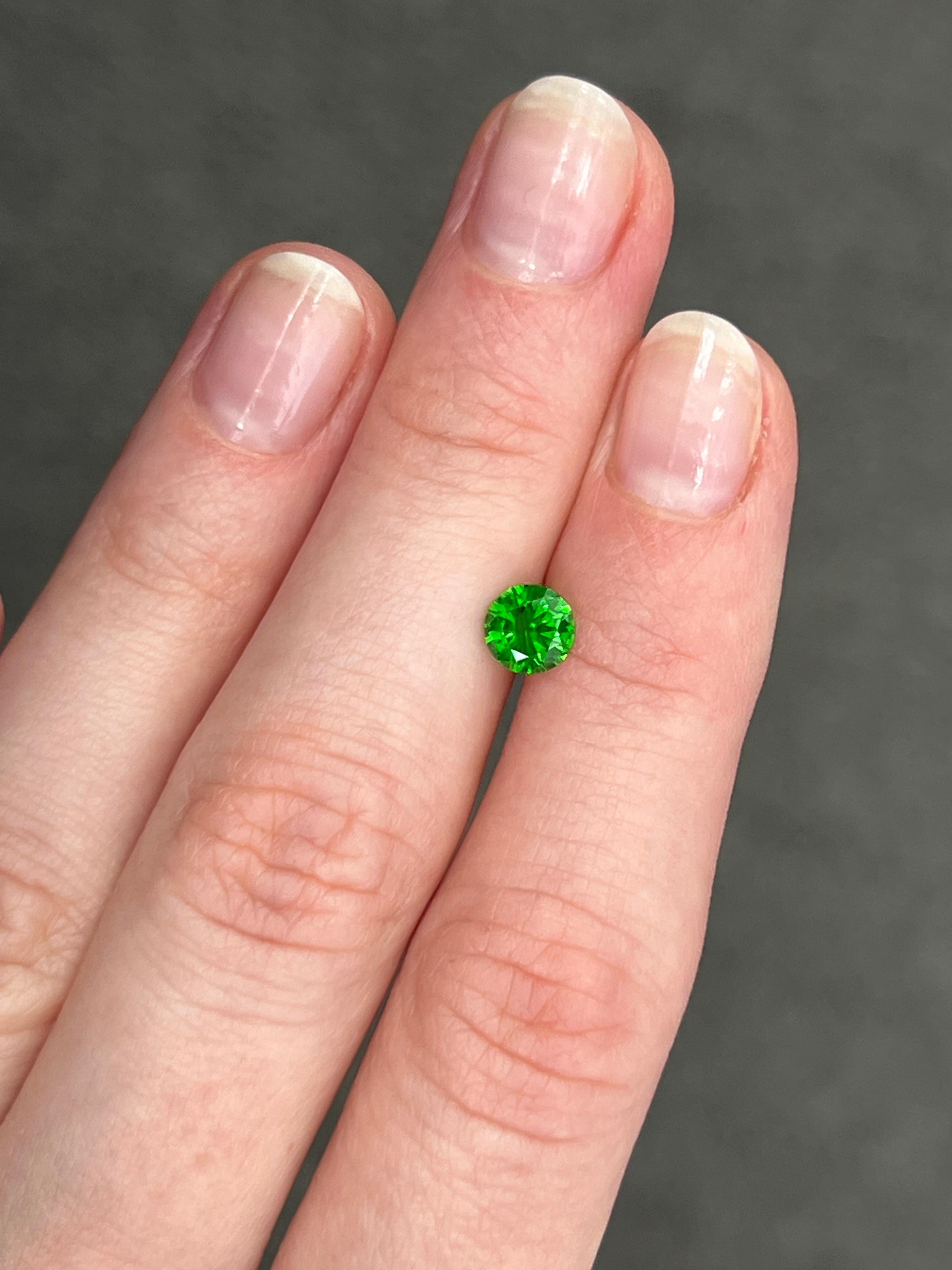Taille ronde Pierre précieuse non sertie d'une queue de cheval incluse, grenat démantoïde russe de 0.67 carat en vente