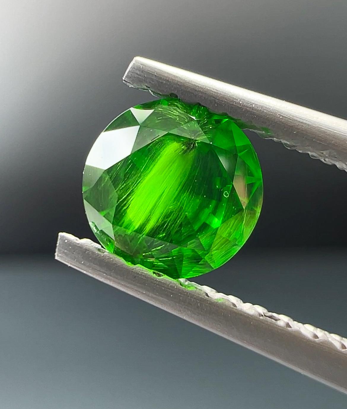 Pierre précieuse non sertie d'une queue de cheval incluse, grenat démantoïde russe de 0.67 carat Neuf - En vente à Bangkok, TH
