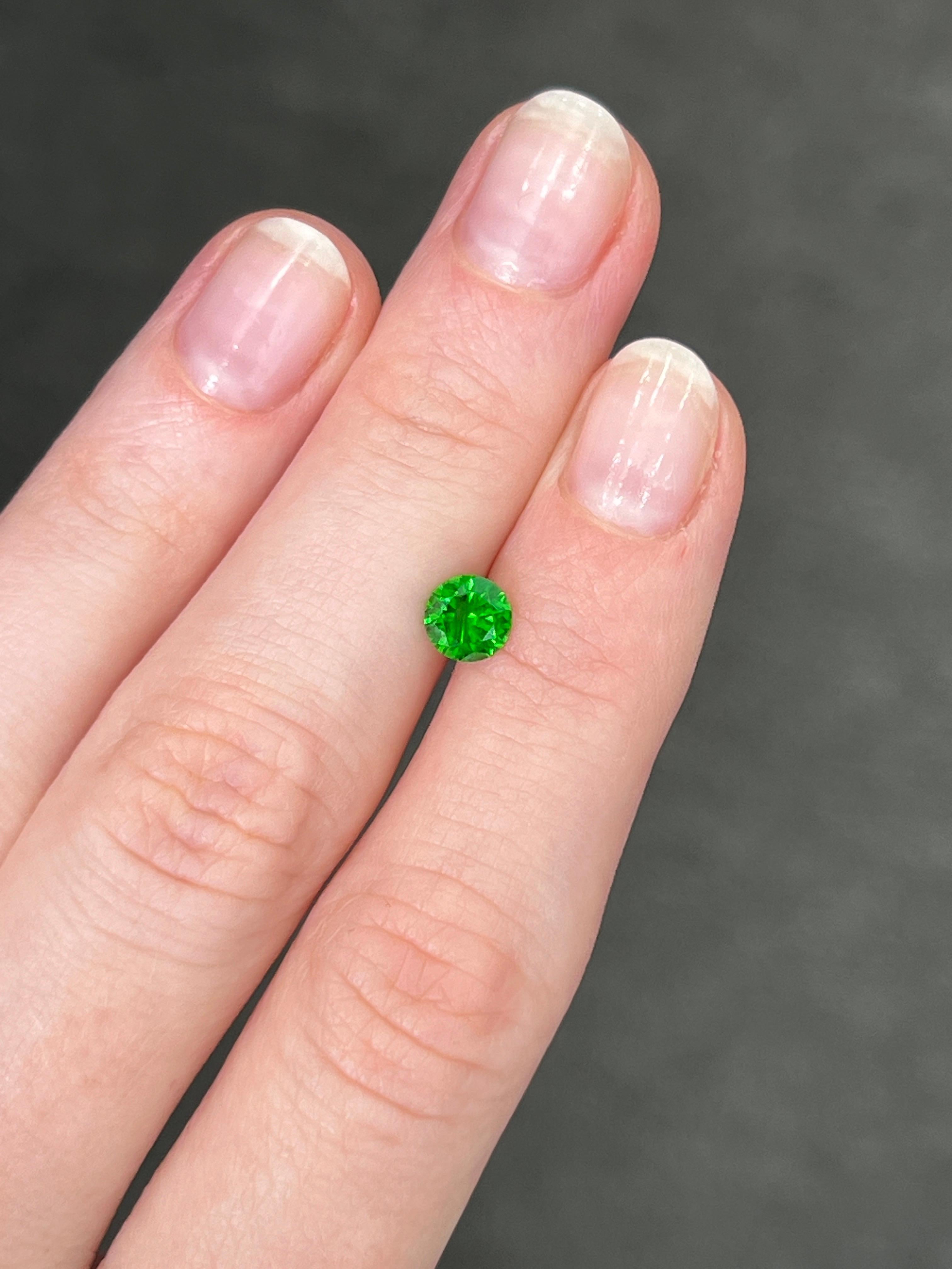 Pierre précieuse non sertie d'une queue de cheval incluse, grenat démantoïde russe de 0.67 carat Unisexe en vente