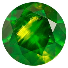 Pierre précieuse non sertie d'une queue de cheval incluse, grenat démantoïde russe de 0.67 carat