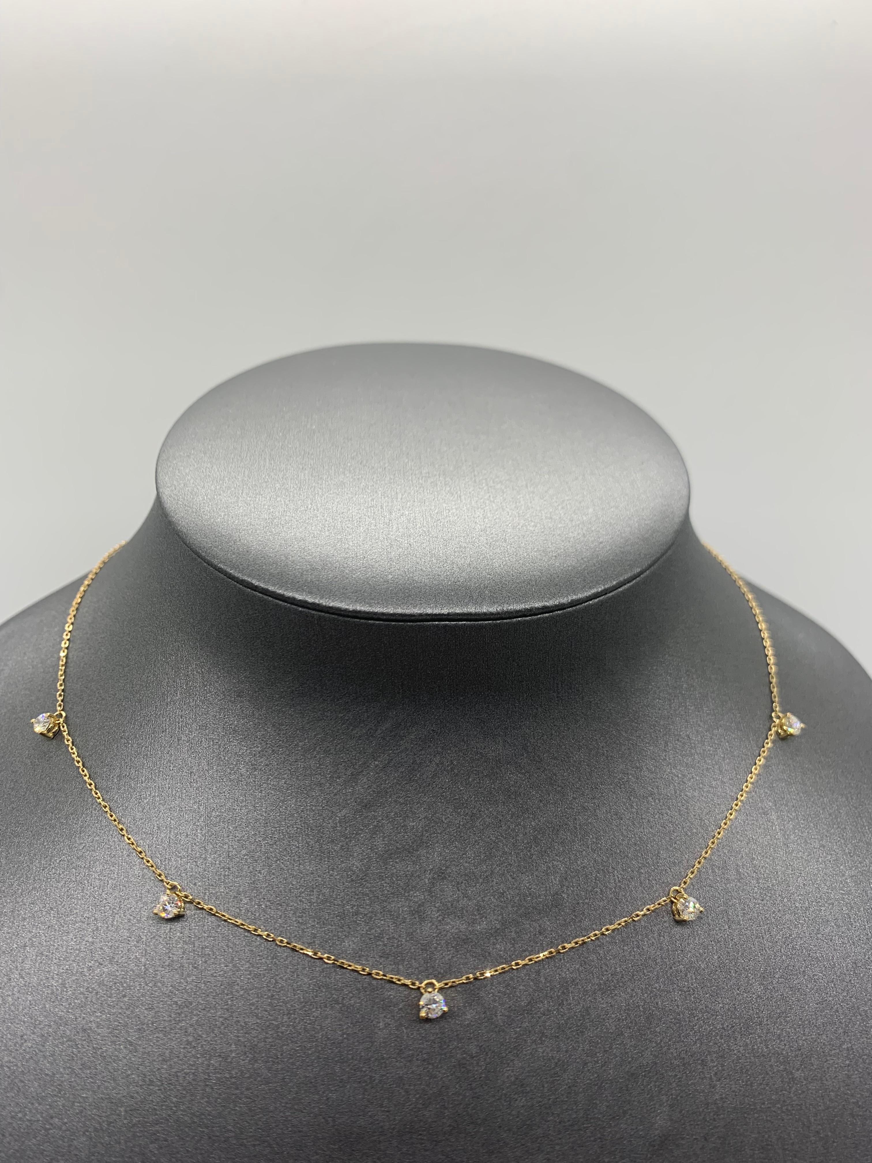 Taille ronde Collier à breloques en or jaune 18 carats avec diamants de 0,67 carat en vente
