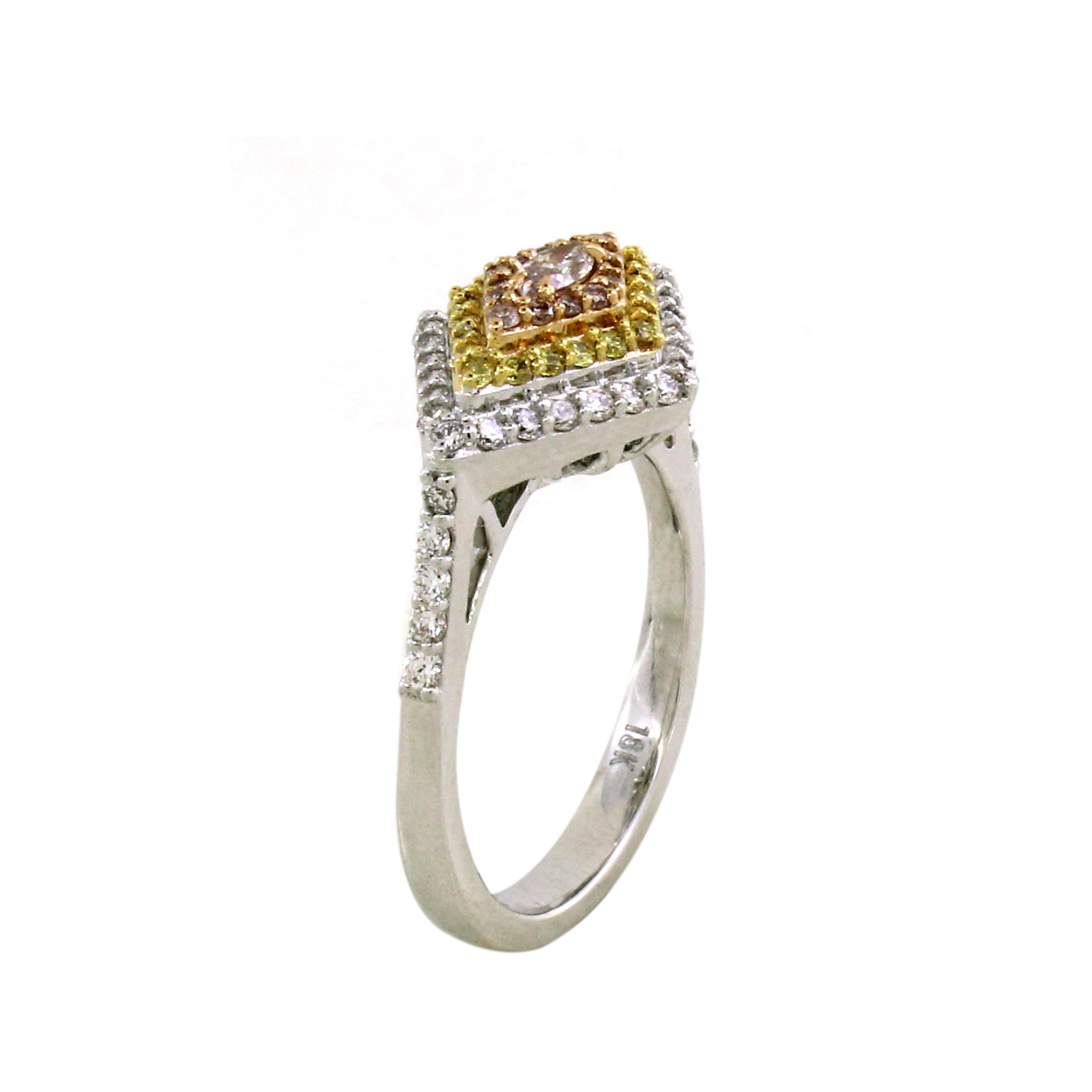 Ti presentiamo uno splendido anello da cocktail che emana eleganza e audace raffinatezza. Il cuore è costituito da un delicato diamante rosa da 0,1 carati con taglio a marquise, che emana un fascino morbido e romantico. Intorno a questo centrotavola