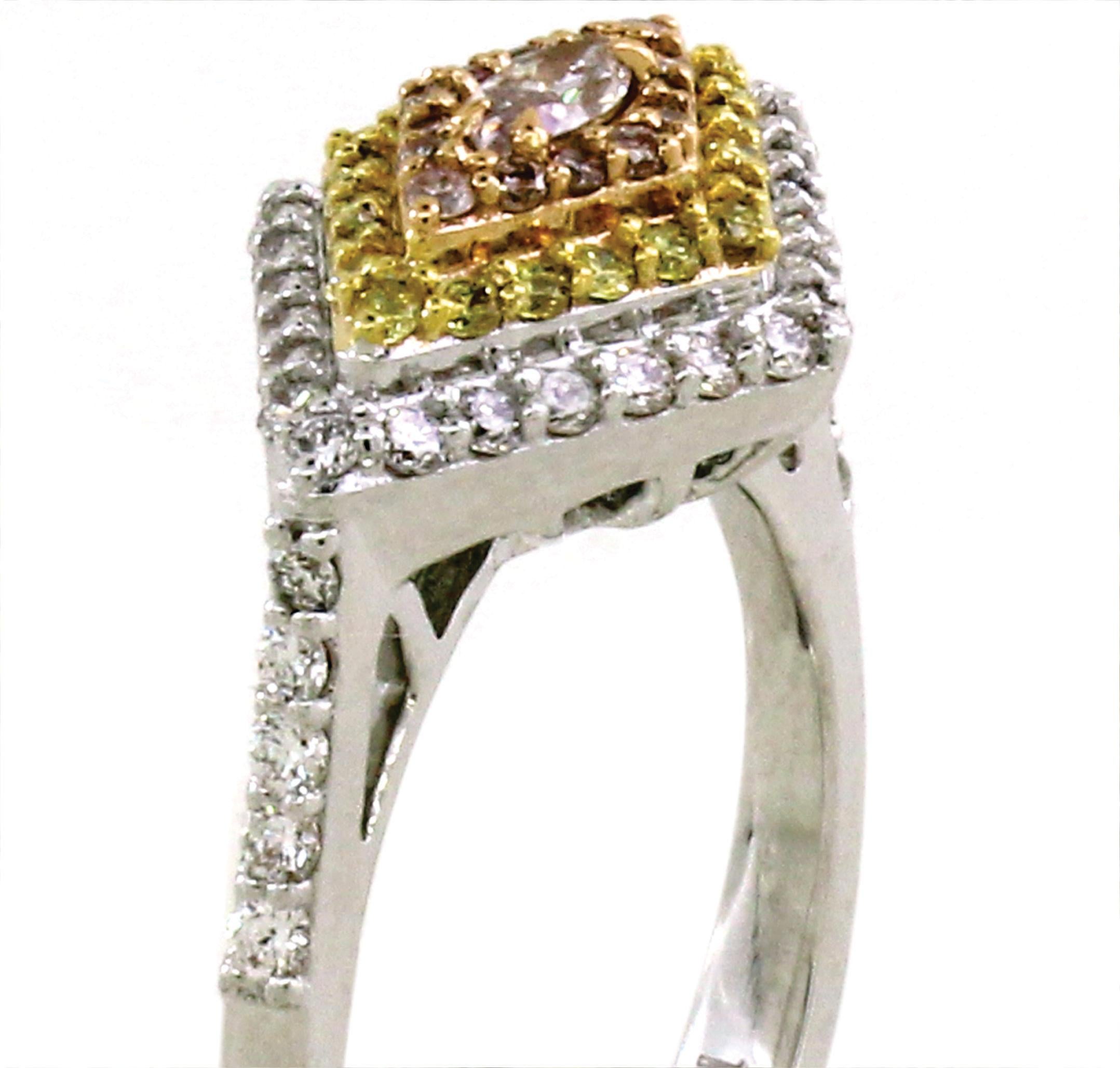 Taglio marquise Anello con 0,67 carati di diamanti e diamanti fancy color in vendita