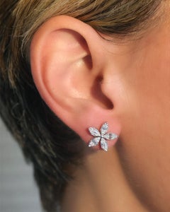 Pendientes florales de diamantes talla brillante redonda y baguette de 0,67 ct en 18k