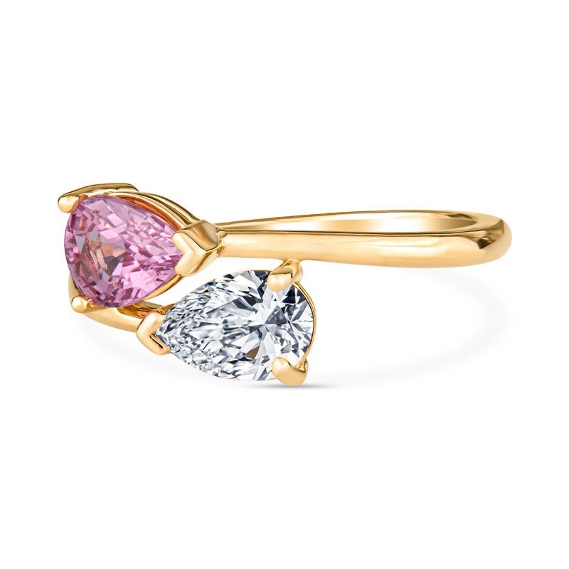 Dieser Ring von toi et moi ist mit einem 0,67 Karat birnenförmigen natürlichen Diamanten und einem 0,97 Karat birnenförmigen rosa Saphir in 14-karätigem Gelbgold gefasst. Es ist eine Größe 7, kann aber auf Wunsch in der Größe angepasst werden. Der