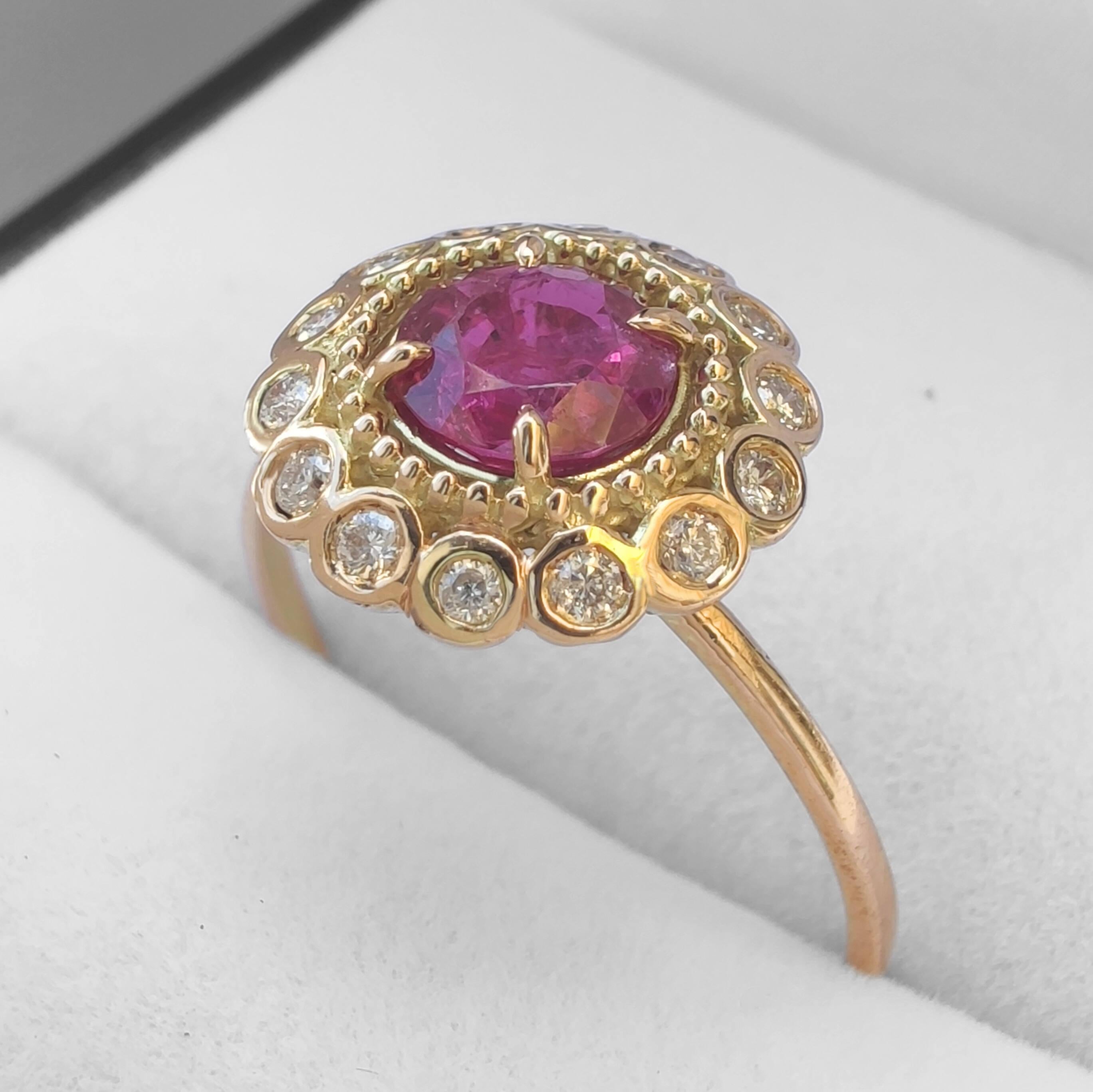   Ringgröße: US 7.25 (Größenänderung ohne Aufpreis)

Dieser handgefertigte Rubinring aus 14-karätigem Gold, in dessen Zentrum ein natürlicher Rubin von 0,67 Karat steht, ist zeitlos und raffiniert. Mit seinem intensiven Rotton und dem