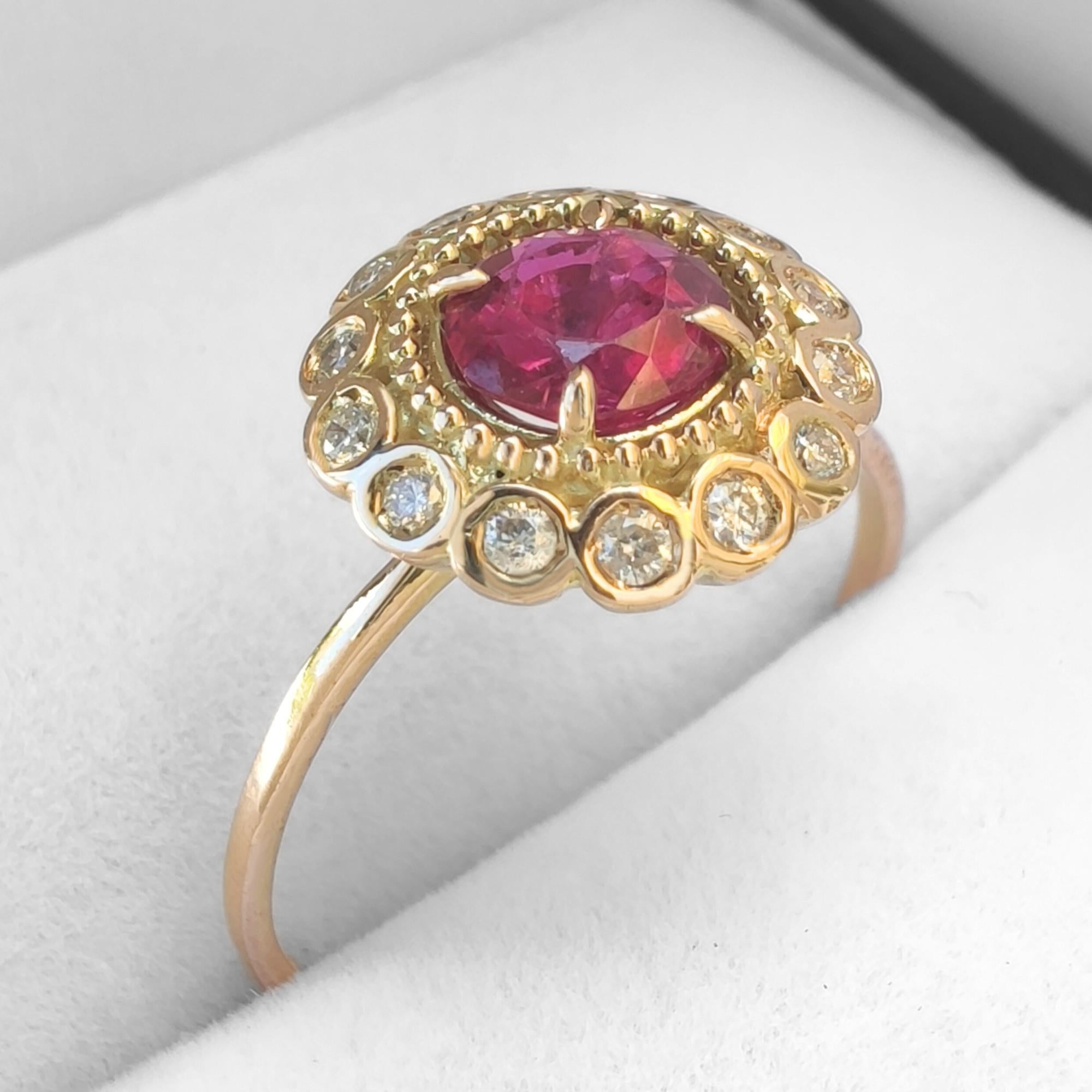 0,67 Karat Rubin-Diamant-Ring 14K Gold Runder Brillantschliff Cluster Rosette Design im Zustand „Neu“ im Angebot in Sant Josep de sa Talaia, IB