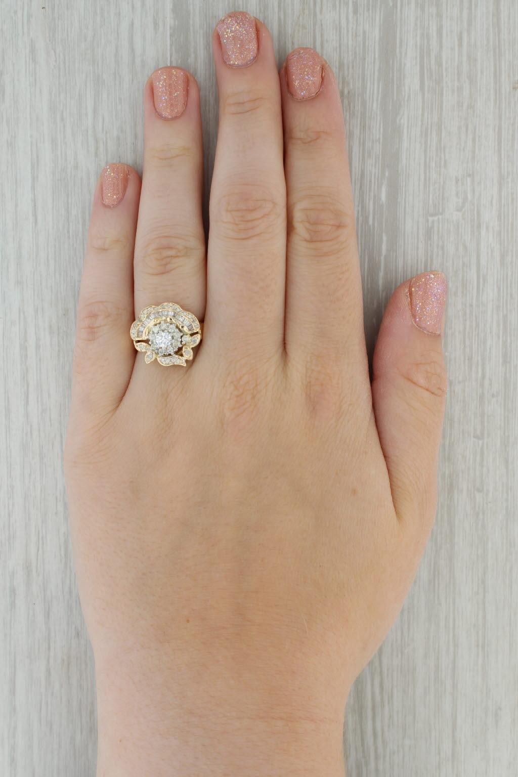 Taglio rotondo Anello con fiori a grappolo di diamanti da 0,67 carati in oro giallo 14k, misura 7,75