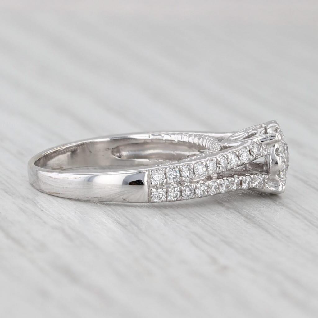 Información sobre la gema:
- Diamantes naturales -
Quilates totales - 0,67 quilates (centro de 0,18 quilates, halo de 0,17 quilates, detalles de 0,32 quilates) 
Talla - Redonda brillante
Color - F - G
Claridad - SI1- I1

Metal: Oro blanco de 14