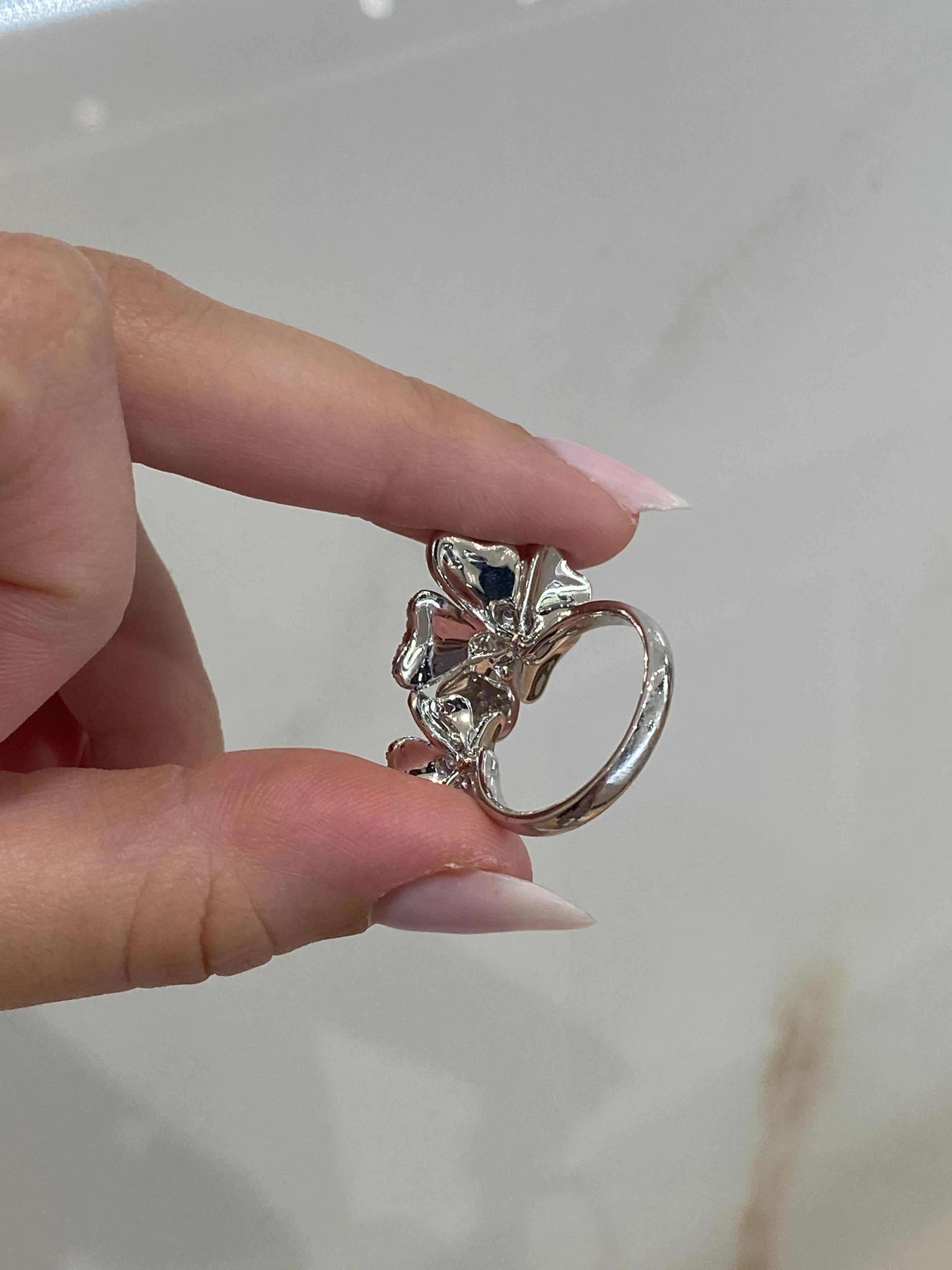 Women's or Men's 0.67 Carat Round Diamond 18 Karat White Gold Dual Flower Ring For Sale