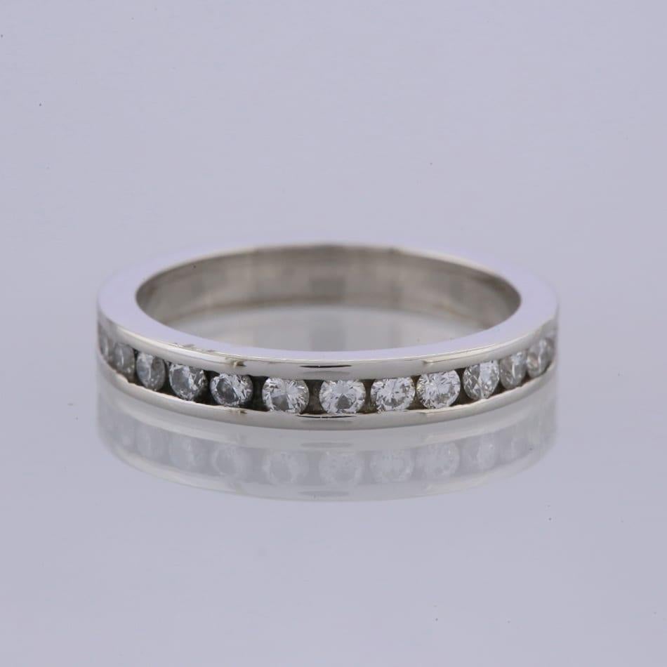 Dies ist ein Kanal gesetzt Diamant volle Ewigkeit Ring. Der Ring ist mit 27 runden Diamanten im Brillantschliff besetzt.

Zustand: Gebraucht (Ausgezeichnet)
Gewicht: 4,4 Gramm
Größe: K 1/2
Breite des Bandes: 3mm
Karatgewicht der Diamanten insgesamt: