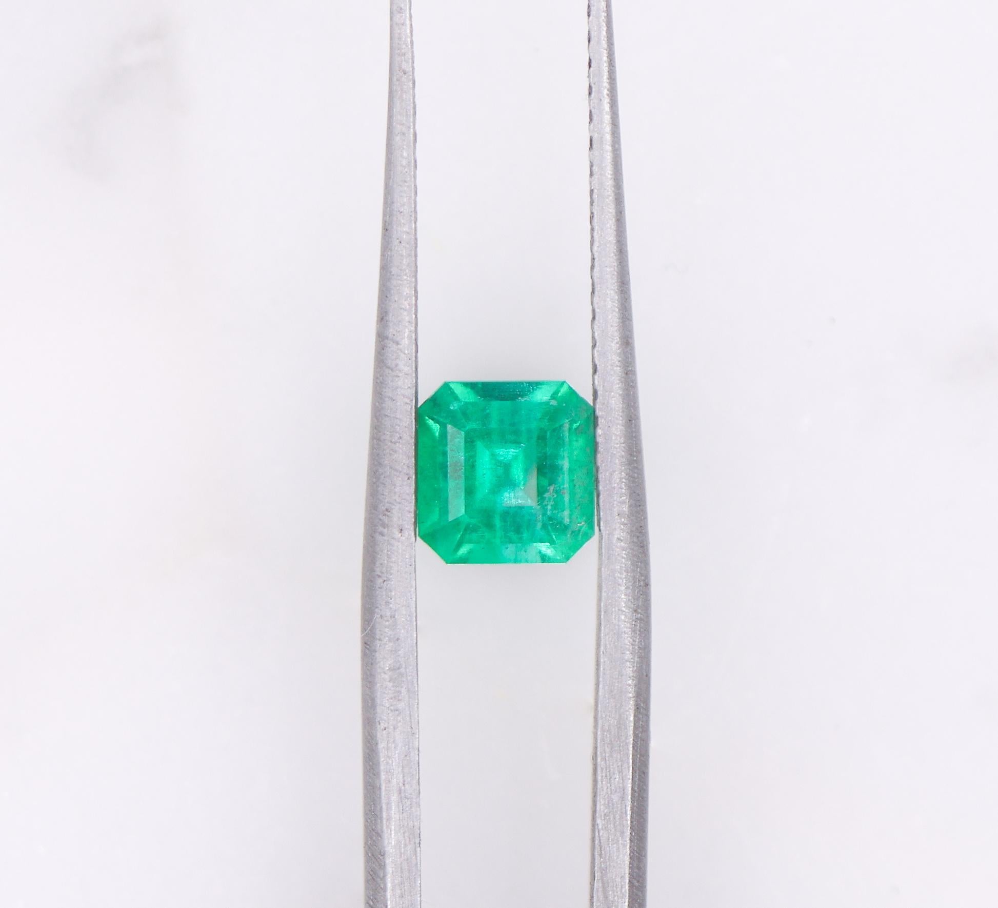 NNJ Designs präsentiert einen losen kolumbianischen Smaragd mit 0,68 Karat! Dieser Edelstein eignet sich perfekt für eine Schmuckfassung Ihrer Wahl! Dieser kolumbianische Smaragd  ist auch ein schönes Geschenk für Ihre