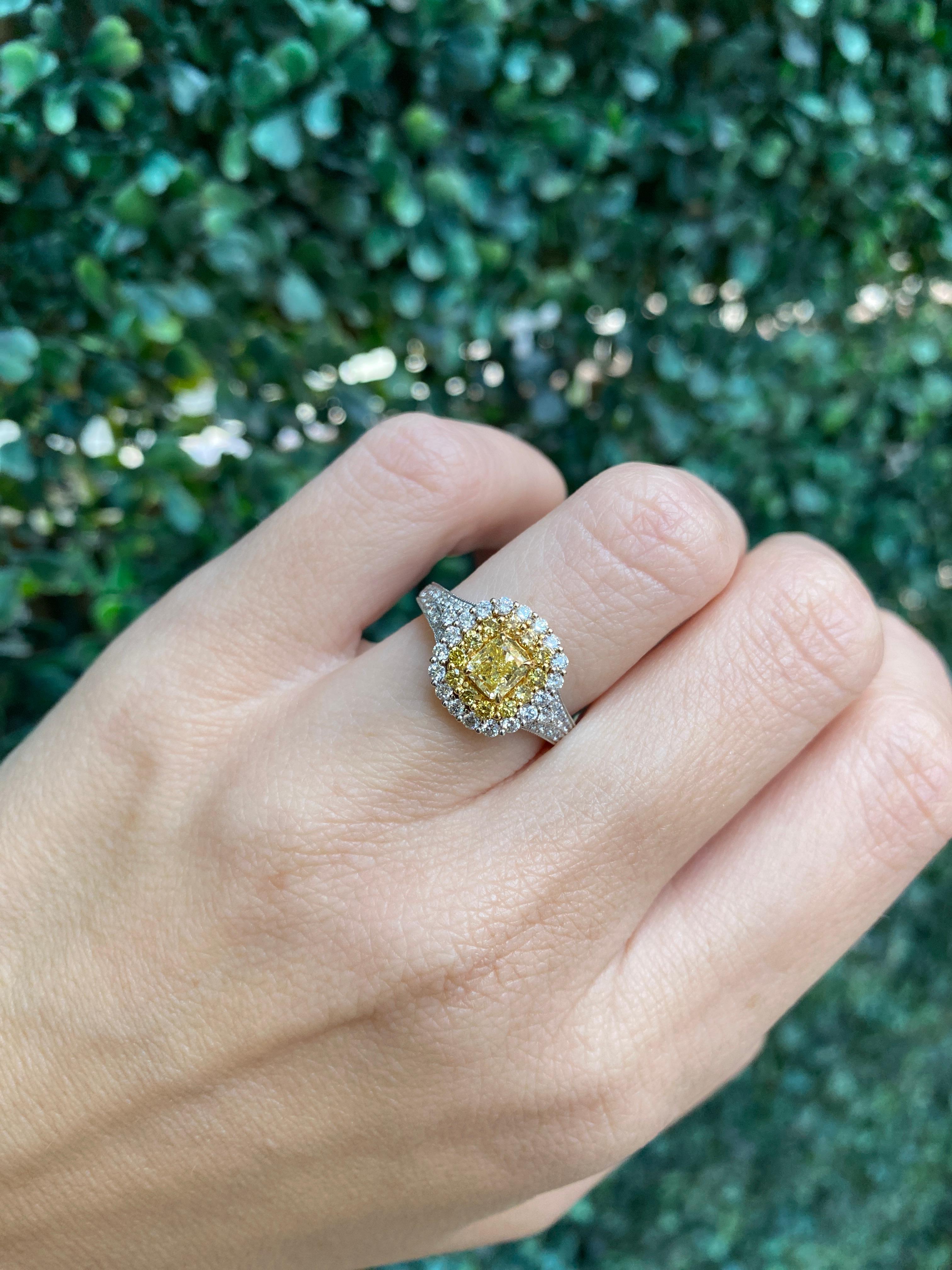 0,68 Karat gelber Fancy-Diamant in 18 Karat Gold, kissenförmiger Doppel Halo im Angebot 5